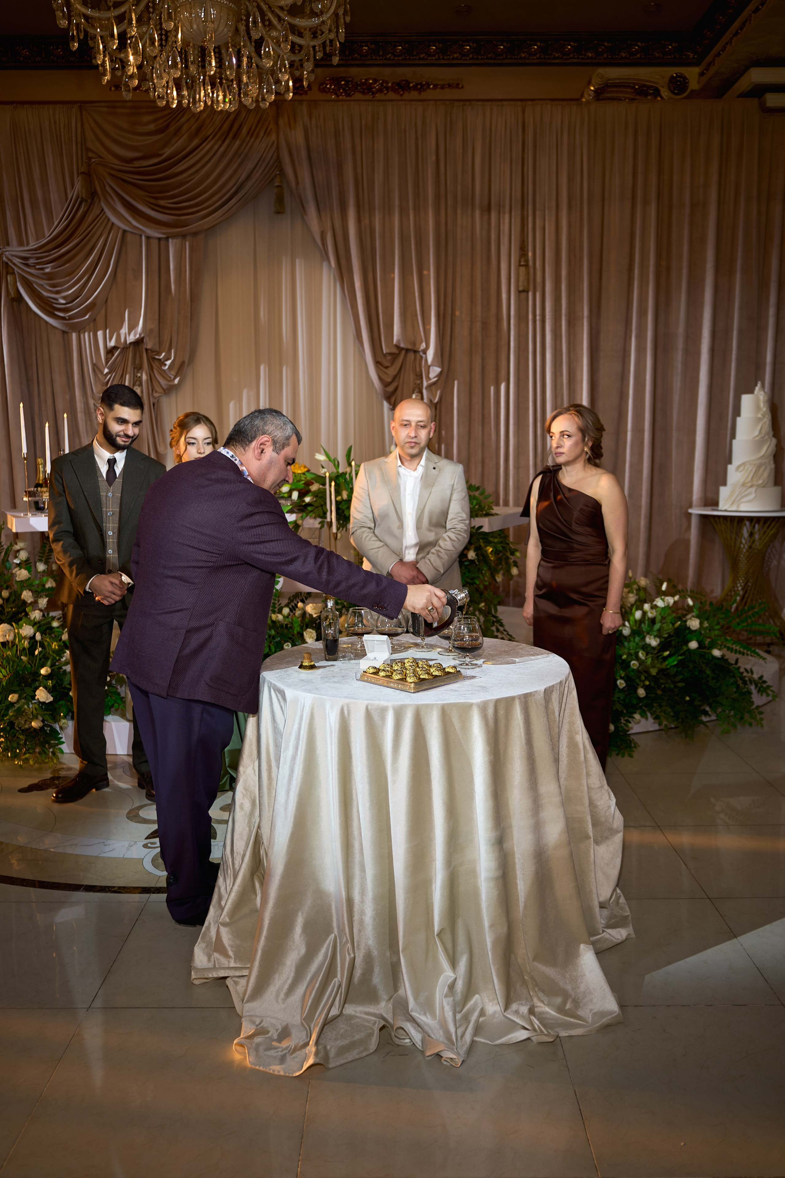 Красивое и чувственное сватовство Рафаэля & Алины в GOLDEN PALACE от ТВИНС СТУДИО. ТВИНС СТУДИО — лучшие свадебные фотографы и видеографы в Краснодаре