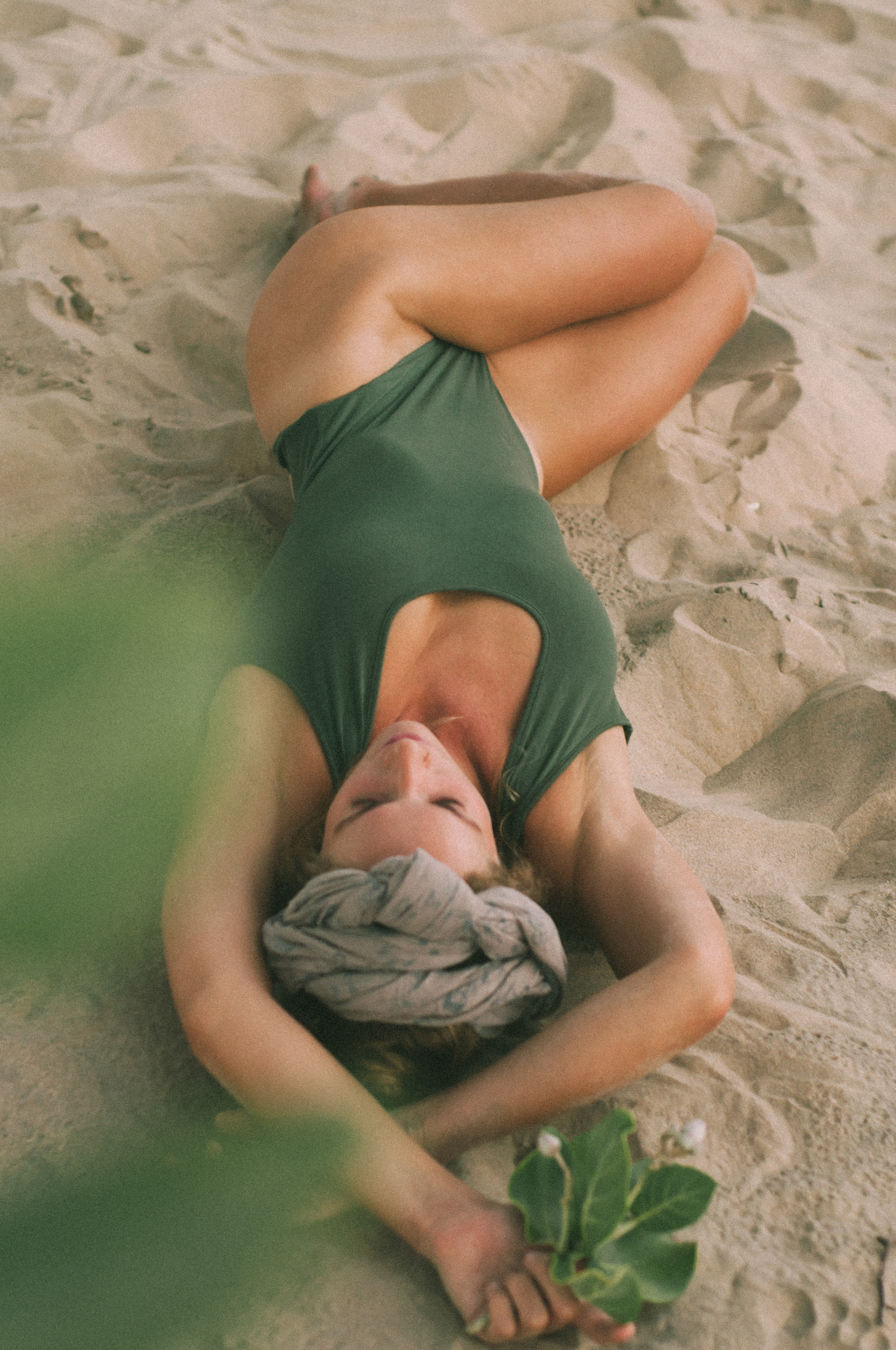 Портретная съемка в стиле 35 мм — Девушка в зеленом купальнике на пляже Поттувиль | Вера Казанцева. Фотограф на Шри-Ланке