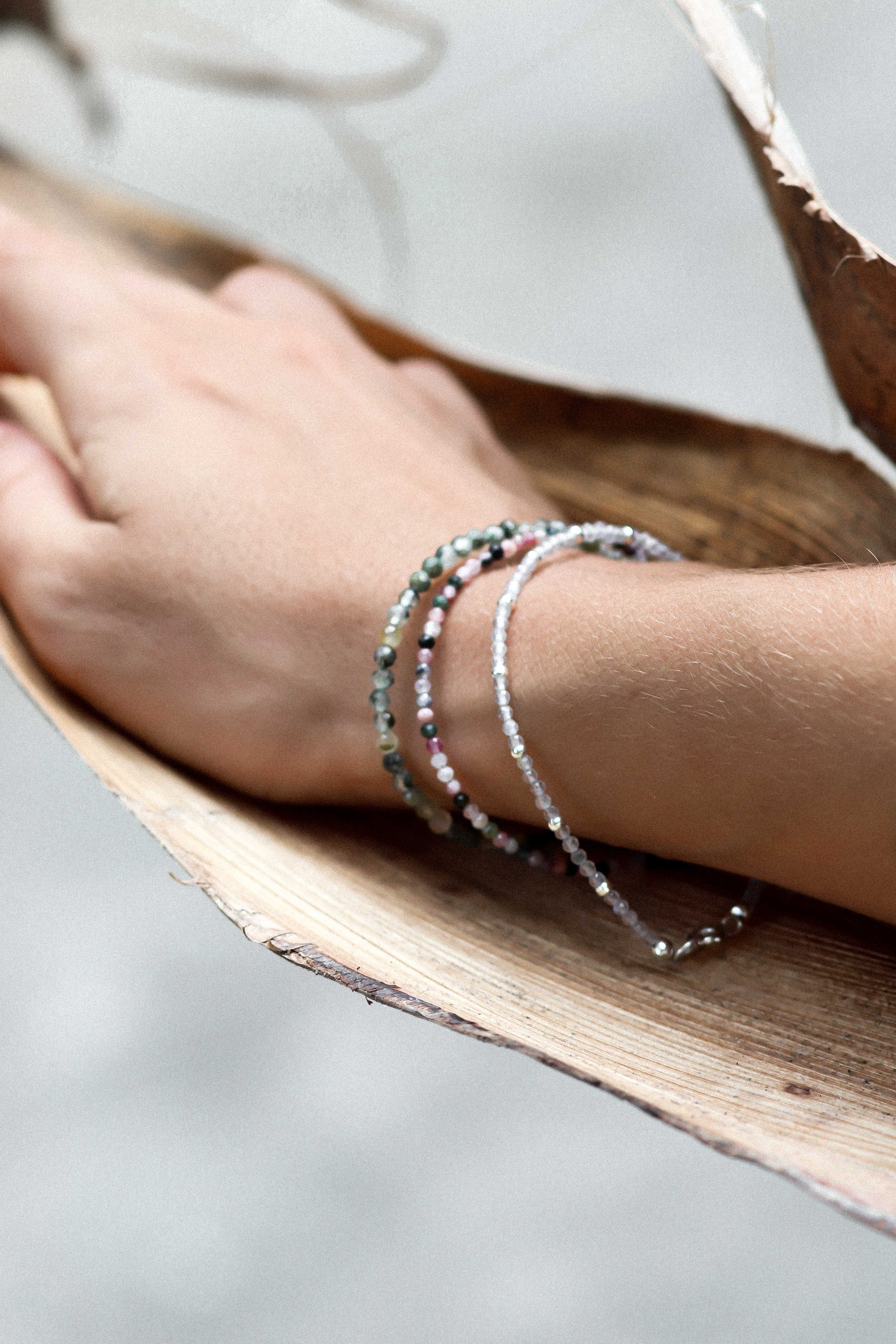 Коллекция украшения из натуральных камней. Фотограф на Шри-Ланке