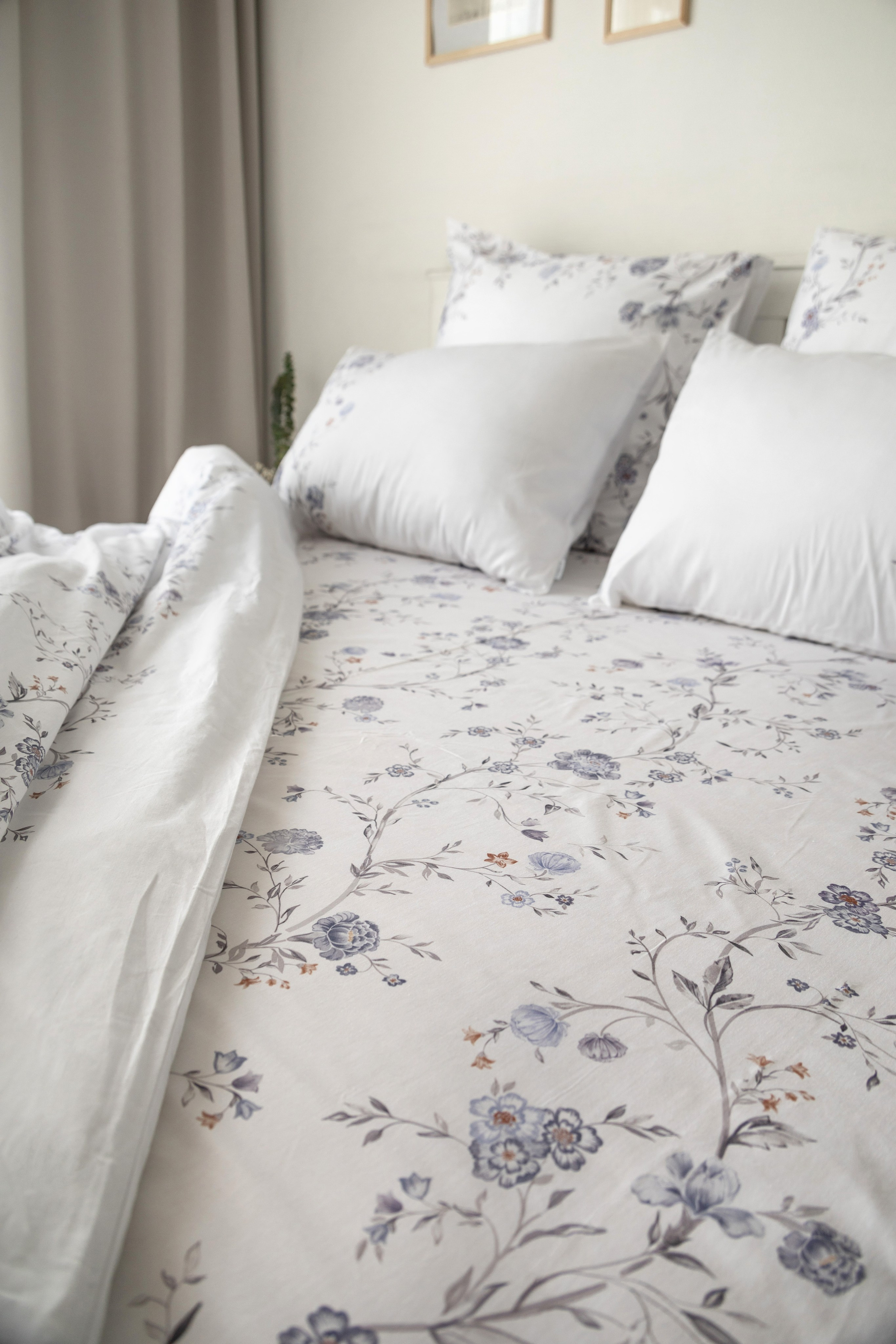 Постельное белье в светлом интерьере спальни | Фото для каталога мебели