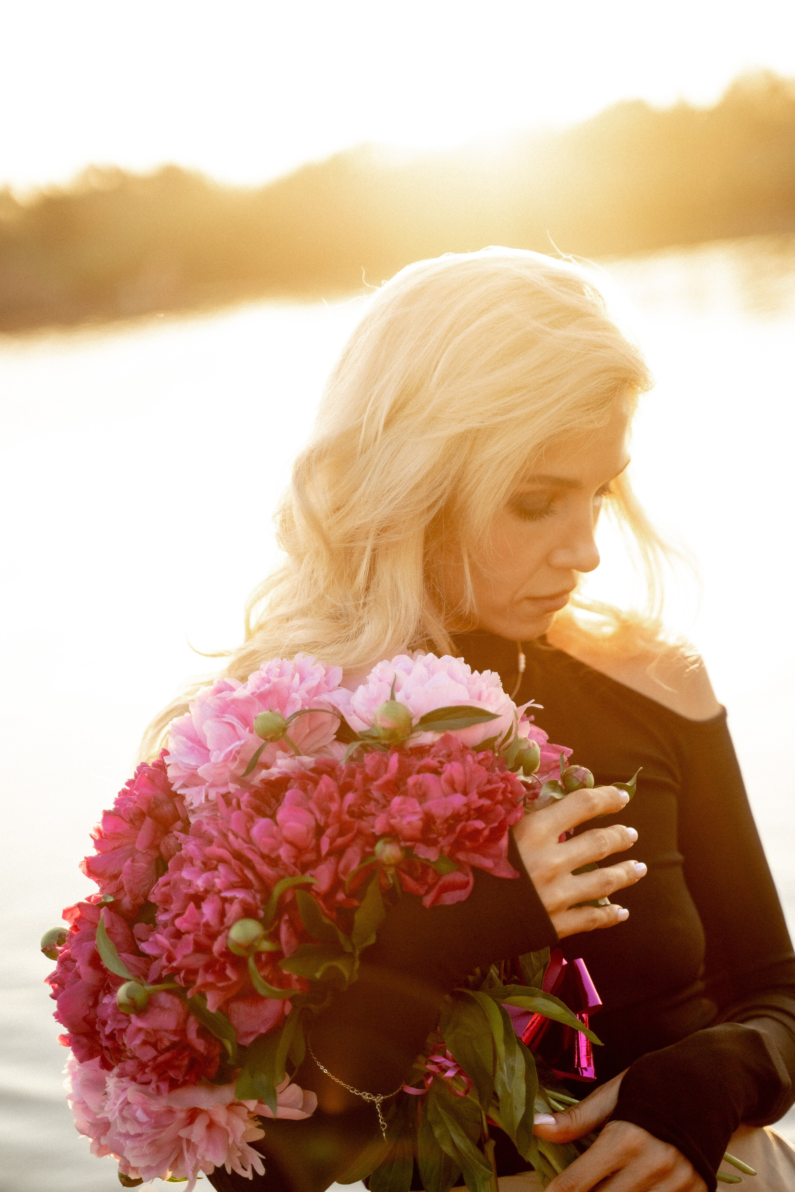 Девушки на берегу