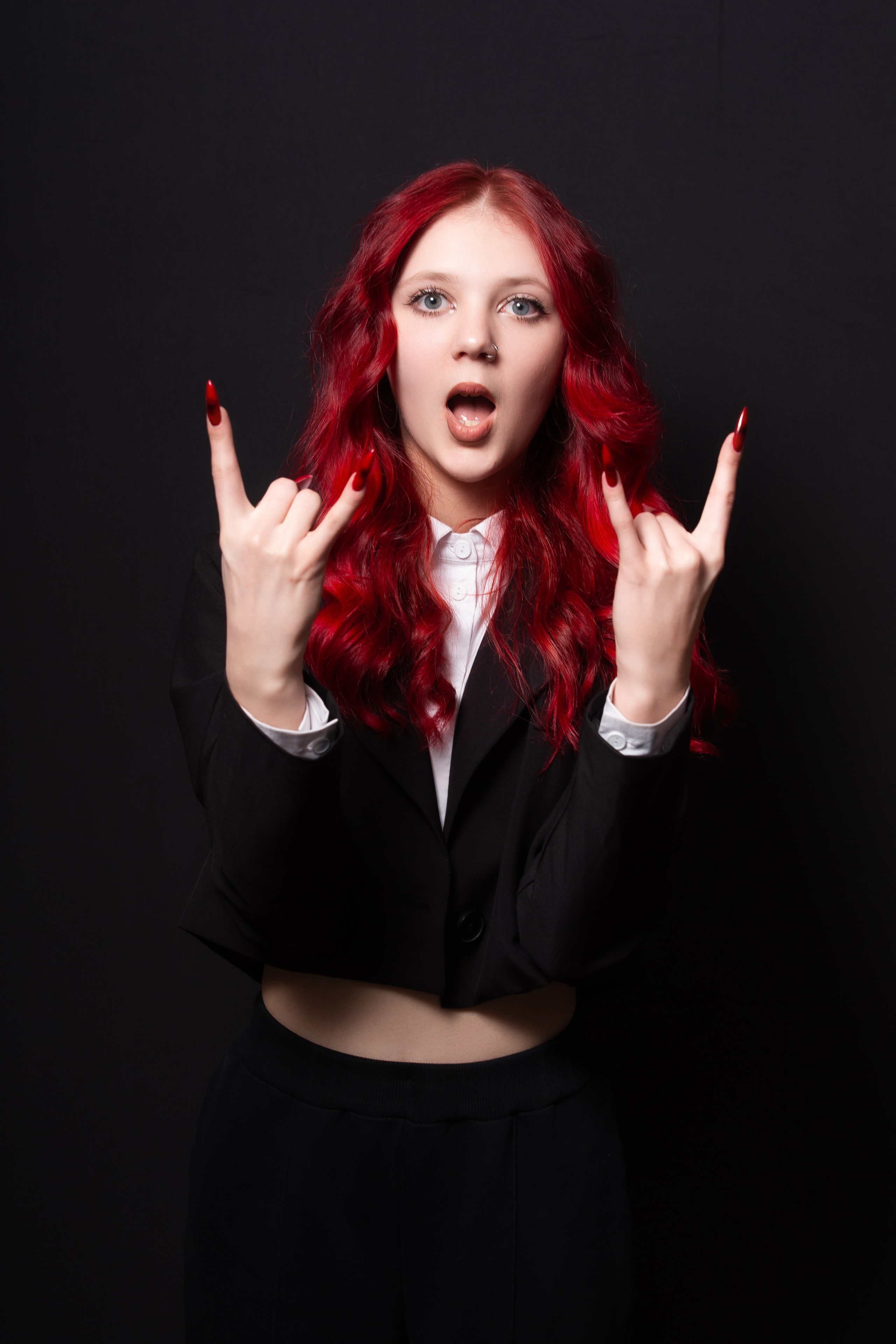 Портретная фотосессия для учеников 9 класса на чёрном фоне | Школьный фотограф Николай Богатырёв | Твой альбом / Твои правила. ТВОЙ АЛЬБОМ / ТВОИ ПРАВИЛА