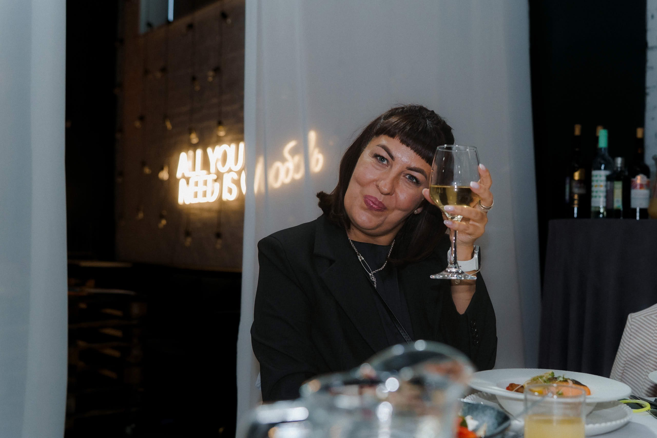 Гостья поднимает бокал шампанского за молодожёнов