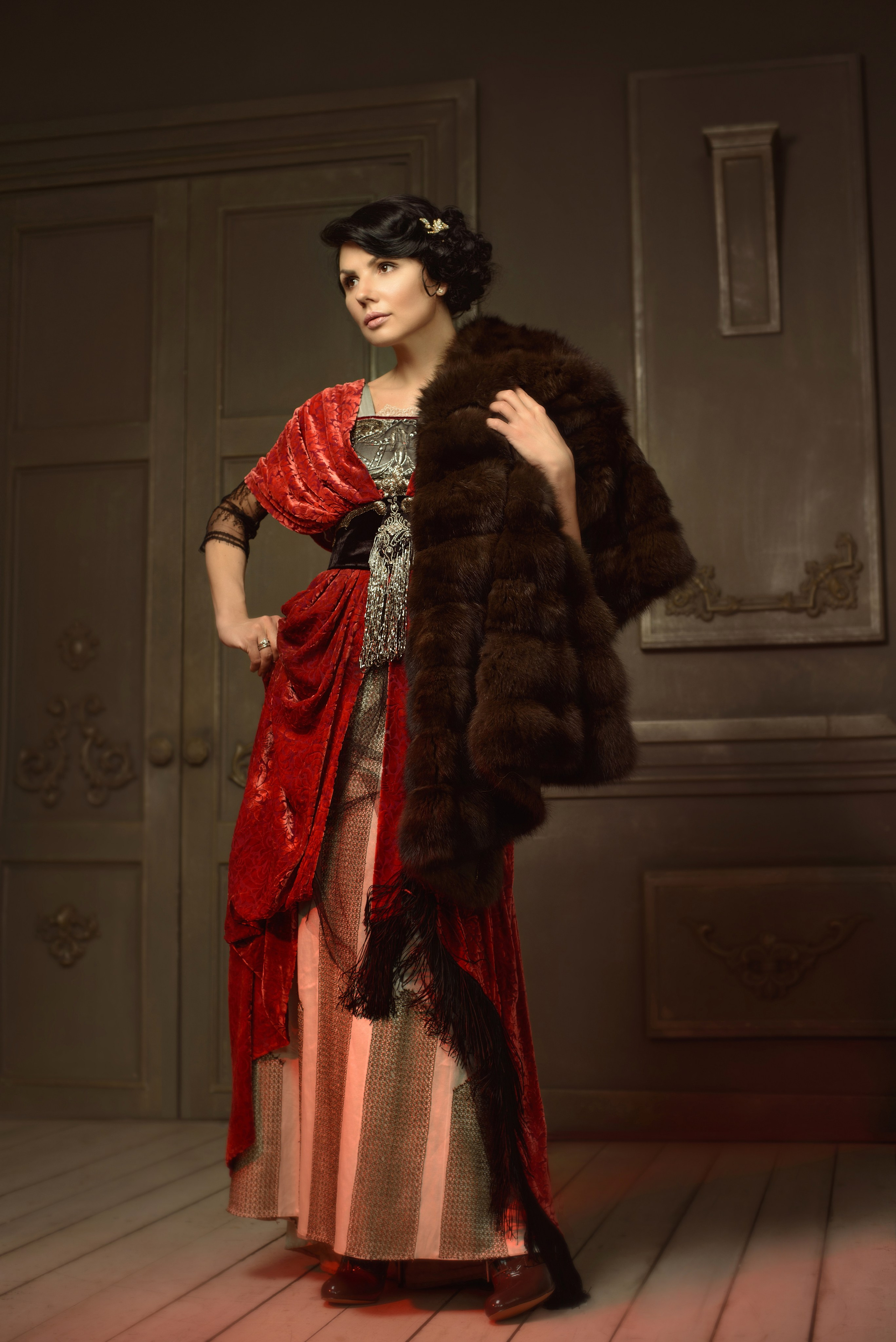 Фотосессия девушки в стиле картины Джованни Болдини в красно-черном платье и мехах начала XX века в гостинной