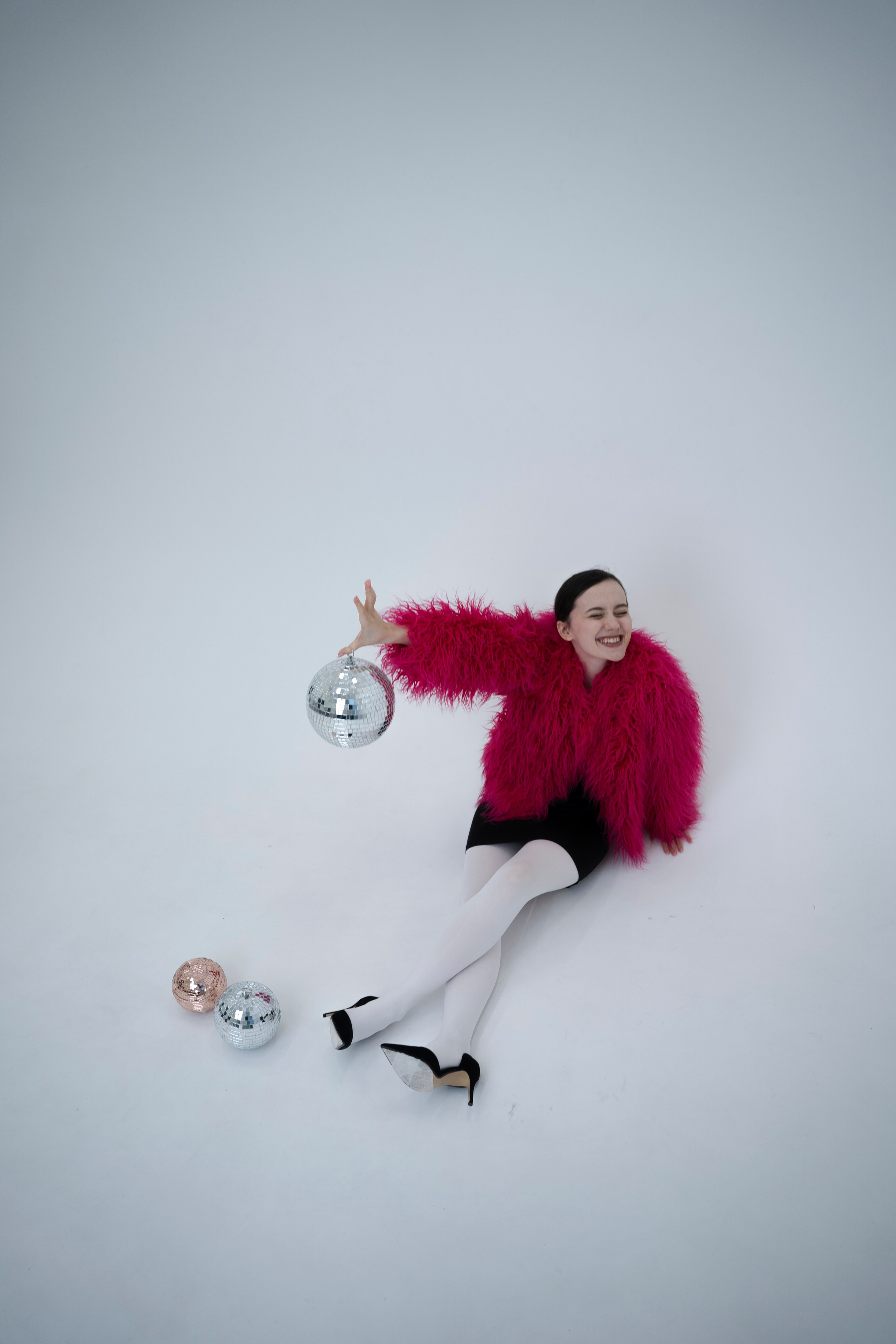 ДЕВОЧКА НА ШАРЕ. Главная