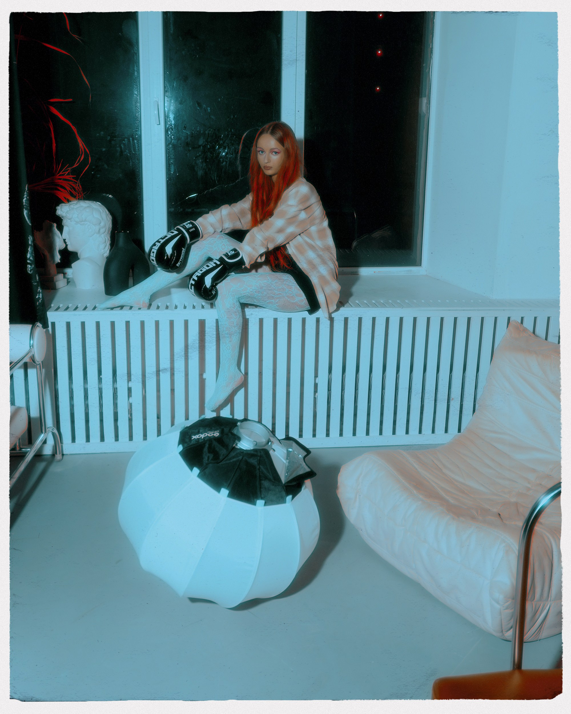 Фэшн фотограф Ростов, фэшн фотосессия с Алёной в студии в Ростове-на-Дону, женский фэшн фотограф LaKazaretto, креативная женская фотосессия, эстетичные фото девушки 