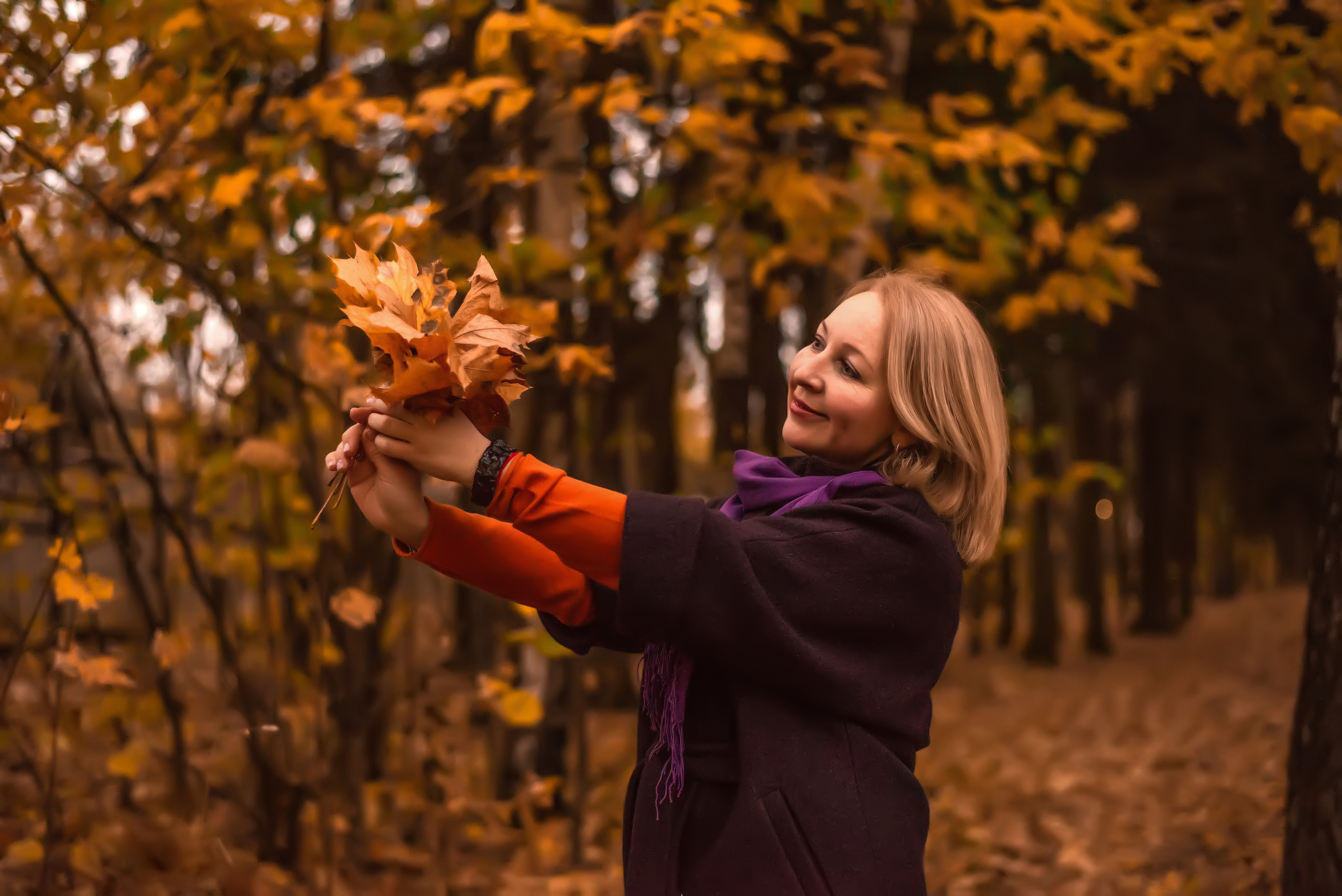 Осенний букет из кленовых листьев