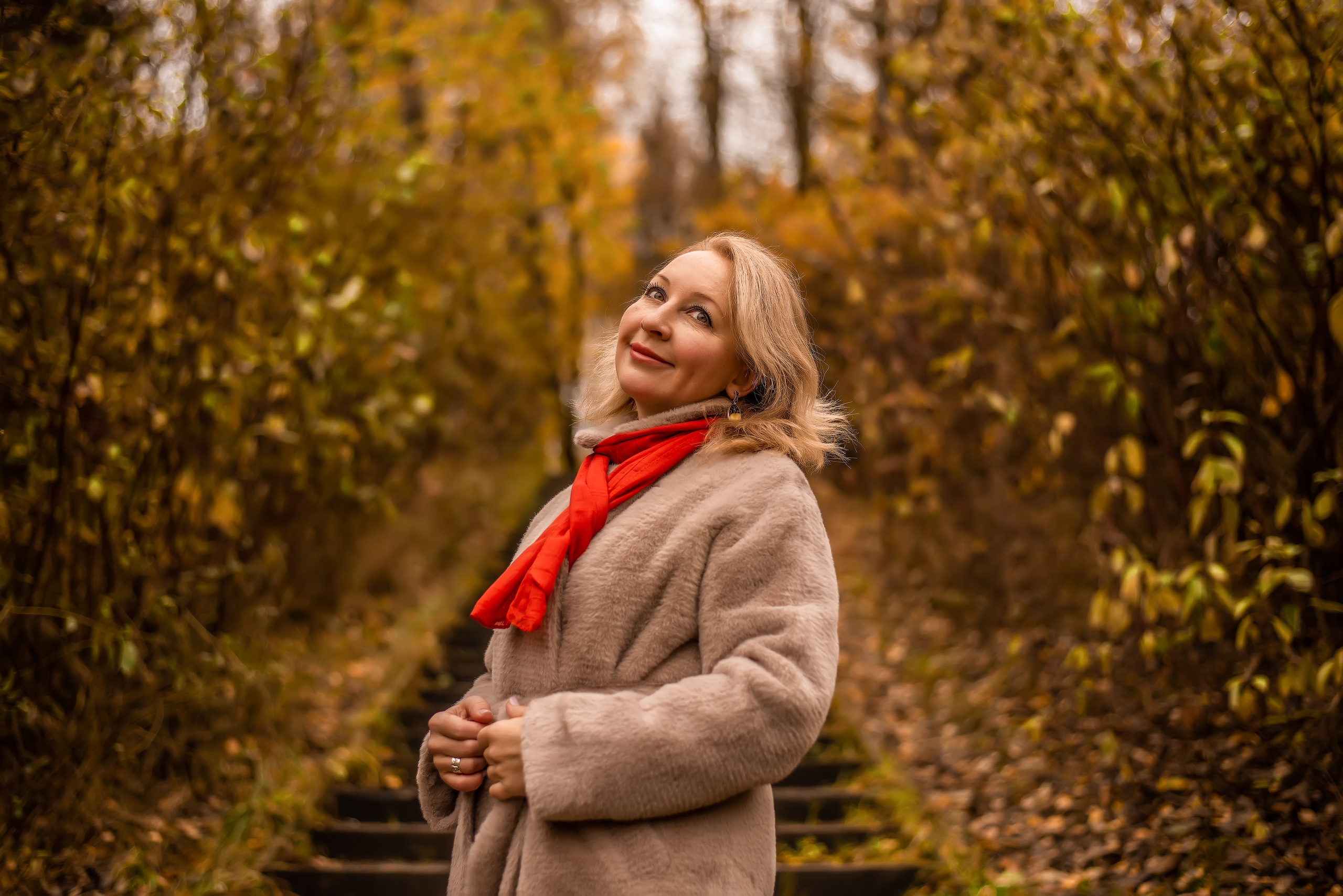 Девушка в осеннем лесу