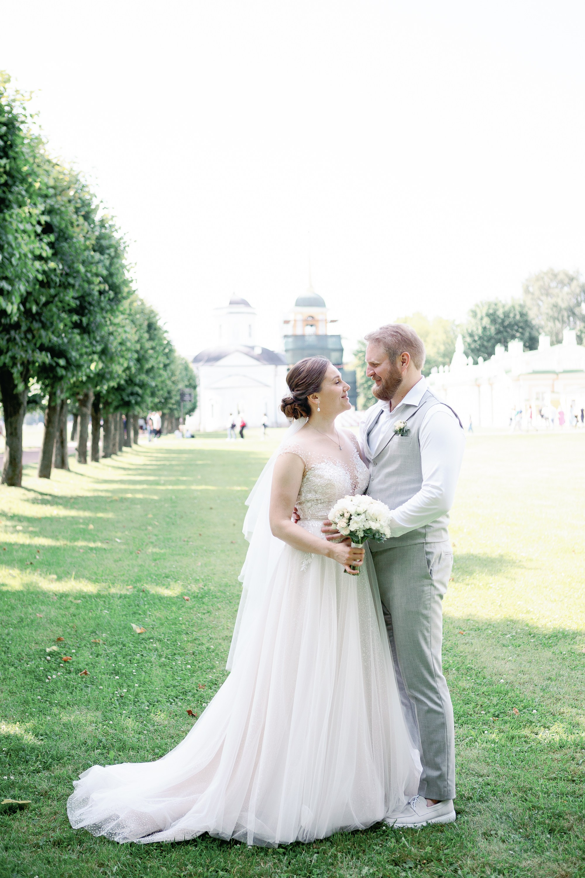 Музей заповедник Кусково. Жених и невеста стоят на траве.