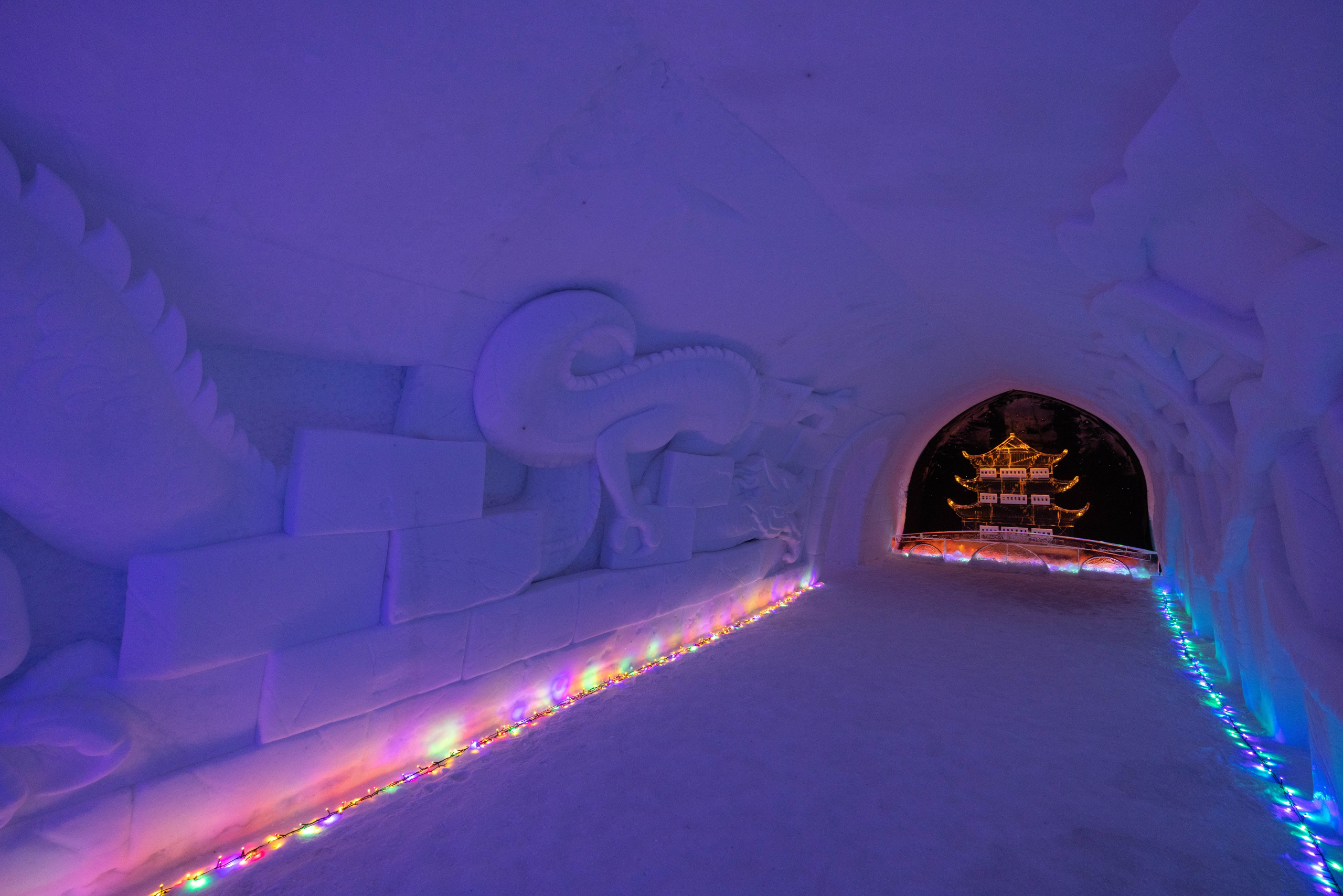 Снежная деревня. Турист оптимист