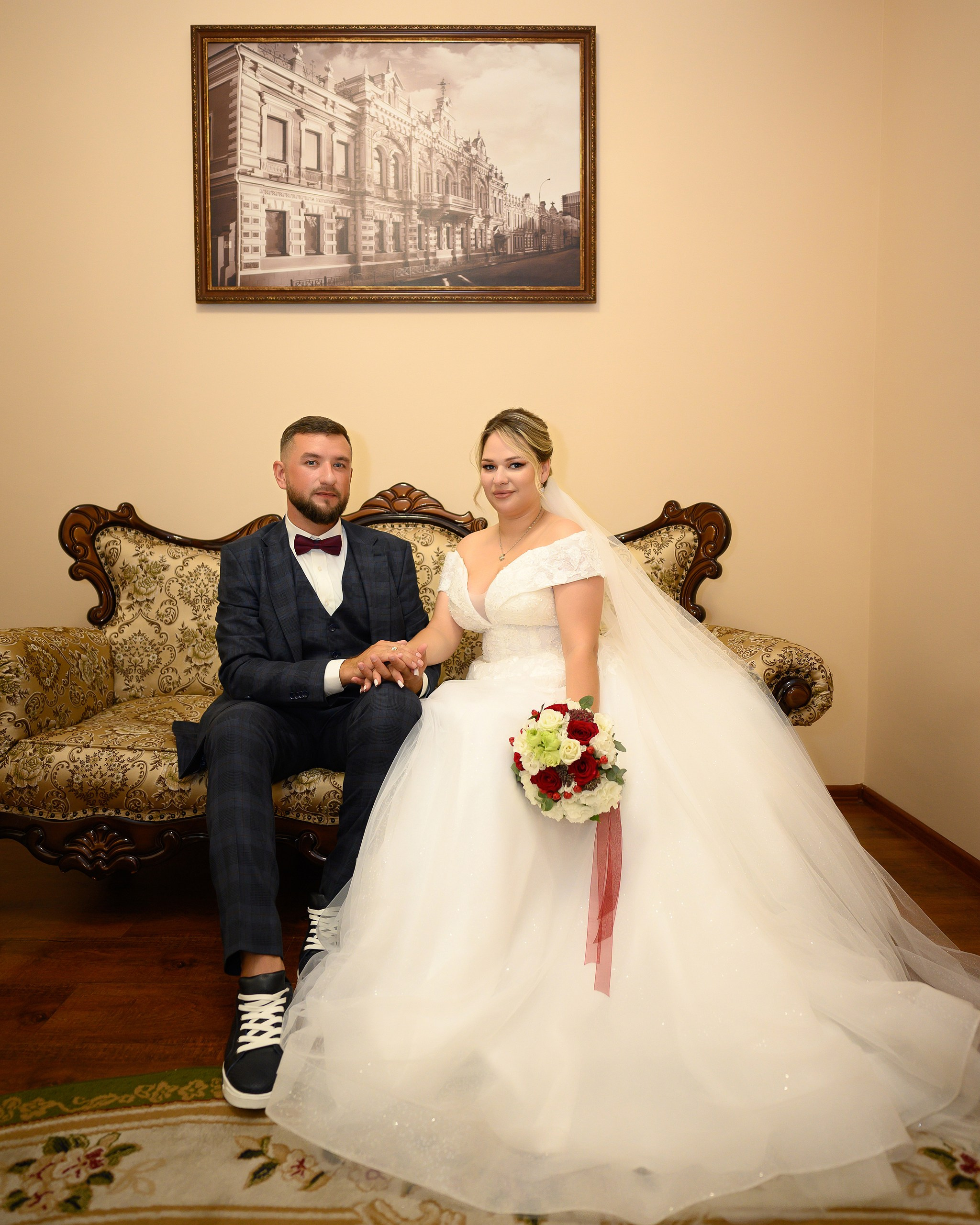 Свадебная фотосессия в комнате ожидания Екатерининского дворца бракосочетания.