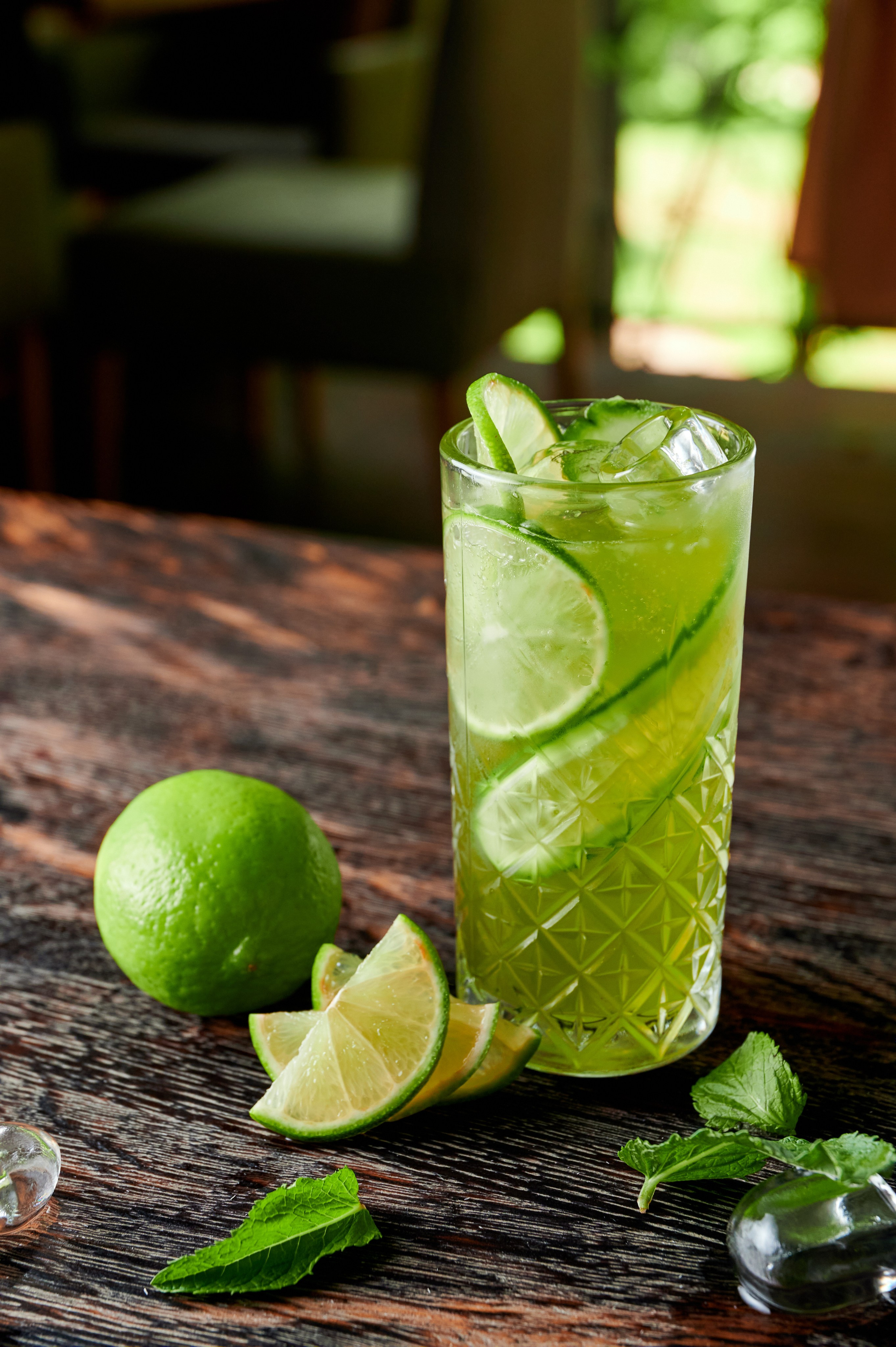 лимонад на темном фоне деревянный стол классический лимонад с необычной подачей