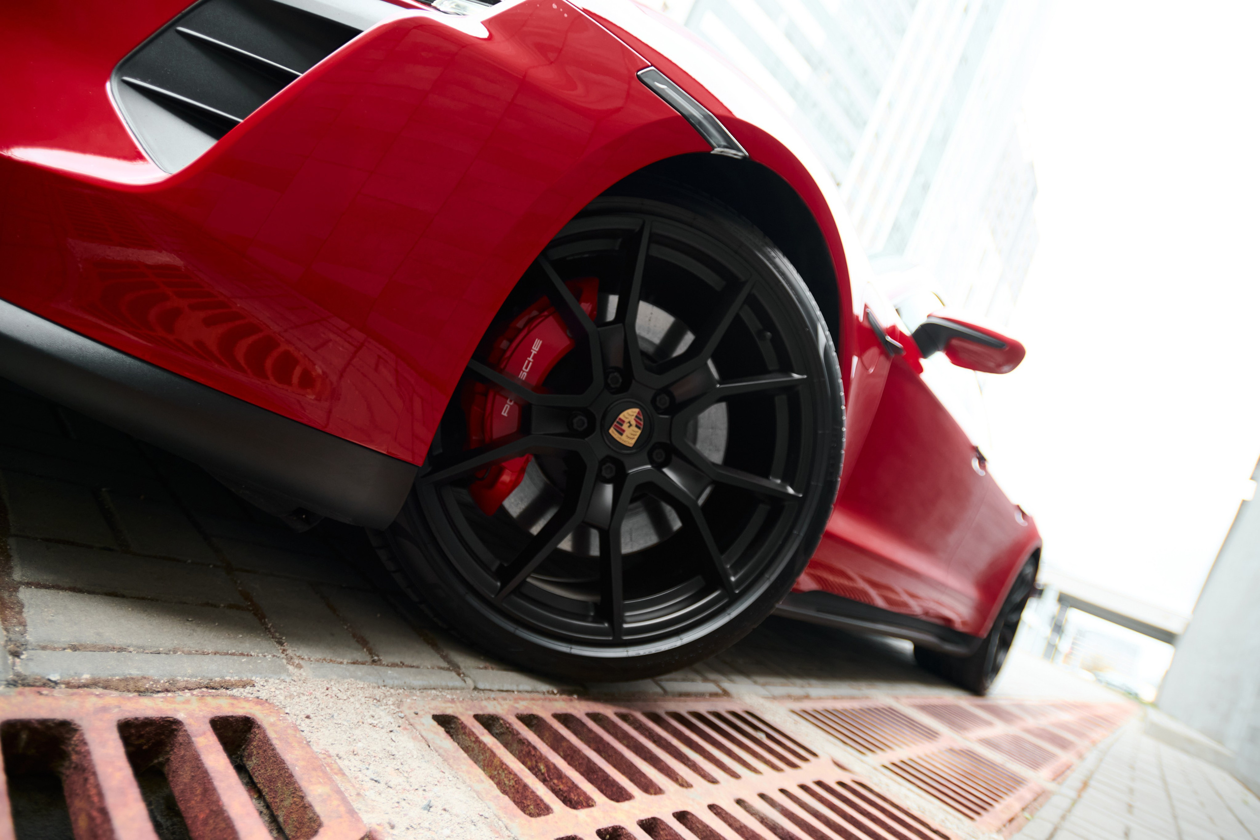 Переднее колесо красного Porsche Taycan GTS крупным планом