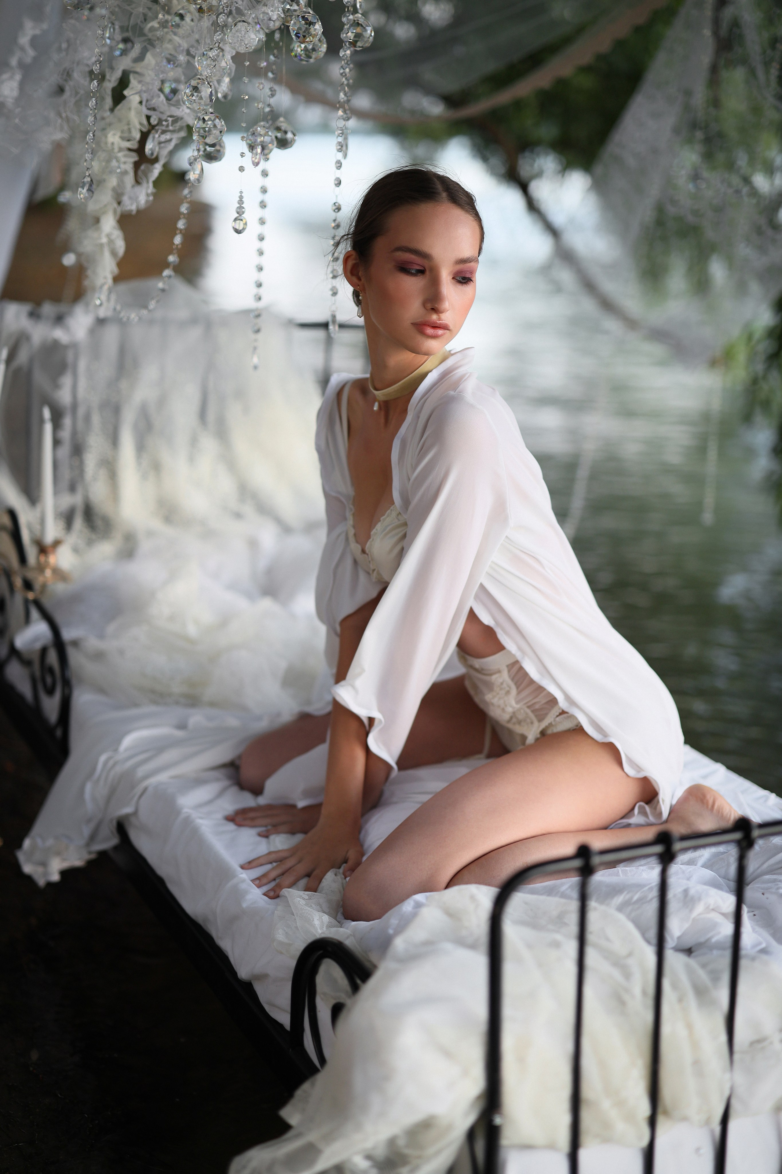 Девушка на кровати посреди реки, Фотосессия утро невесты в будуаре в Абхазии