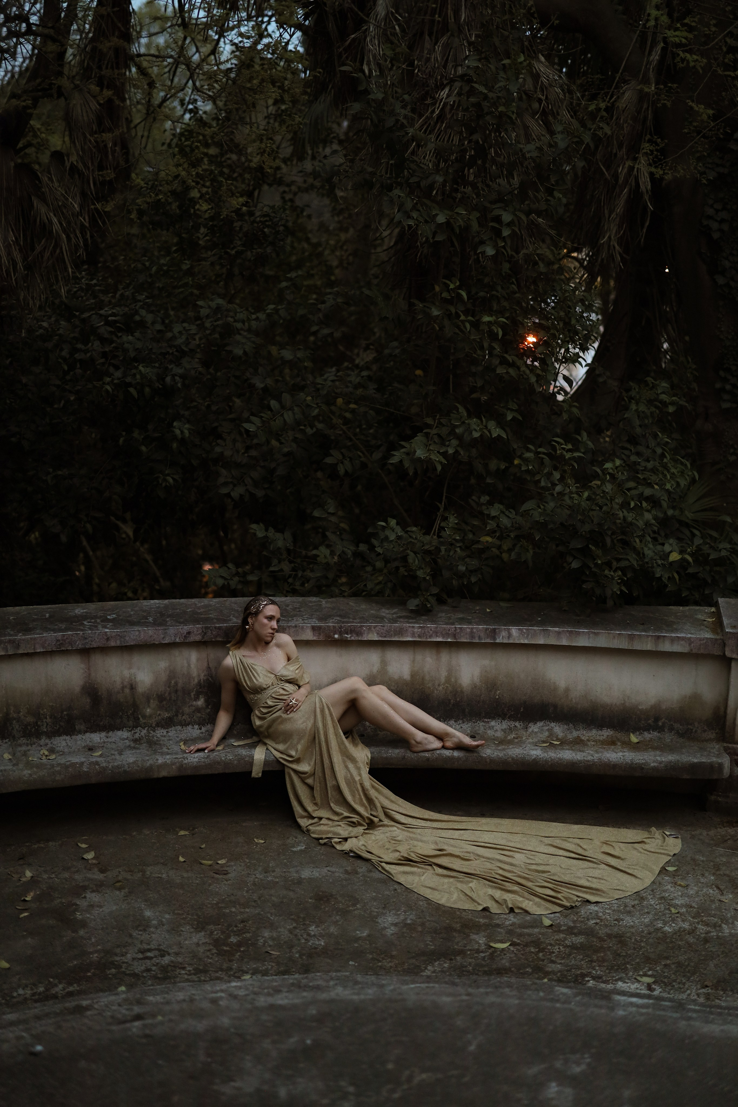 Фотосессия в летящем платье в заброшенном здании в Абхазии.