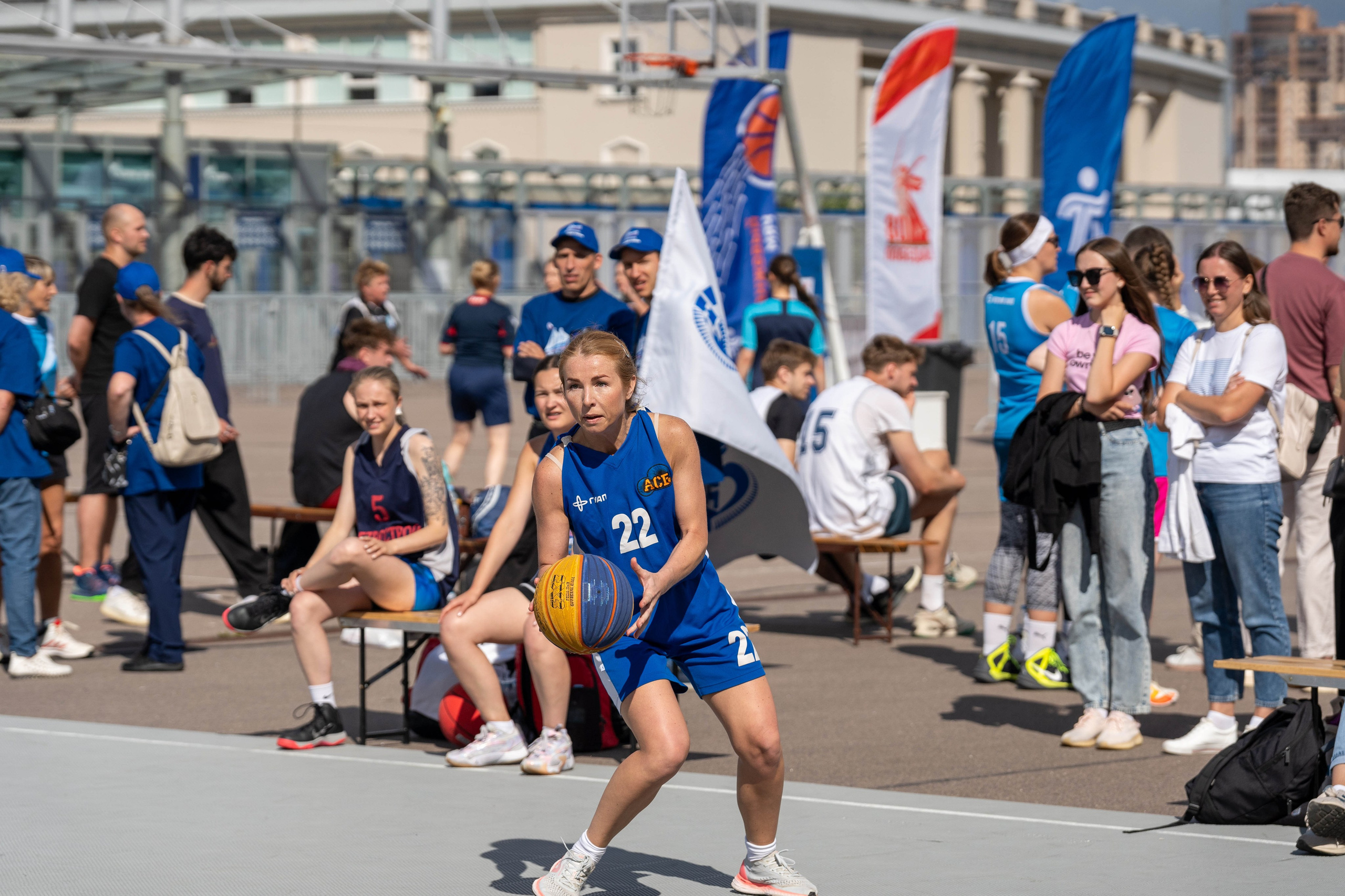 Баскетболистка №22 ведёт мяч на турнире 3×3 «Оранжевый мяч»