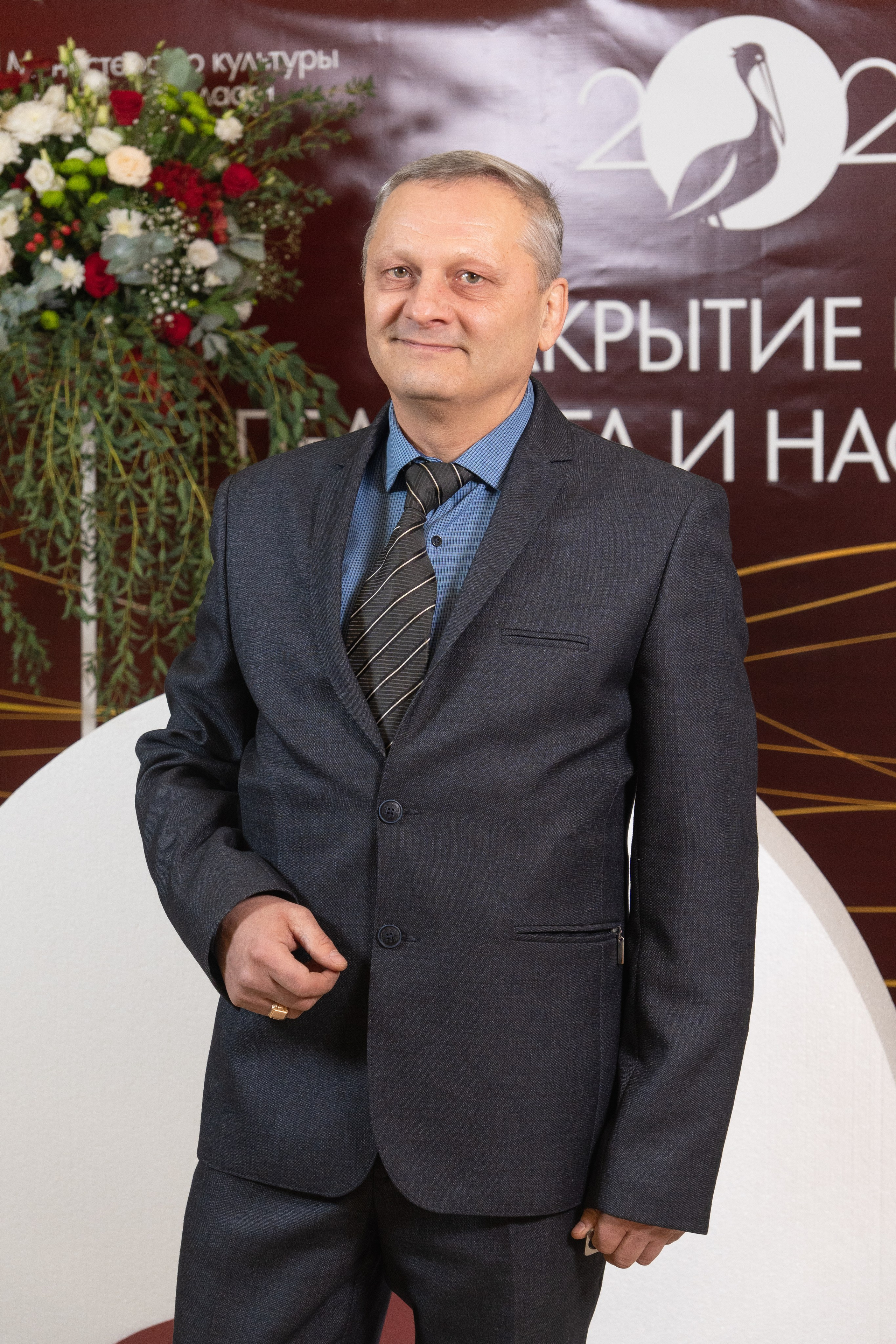 Музыкальный театр. Занимаюсь профессиональной фотографией и живу рядом с Байкалом. Работаю в разных жанрах