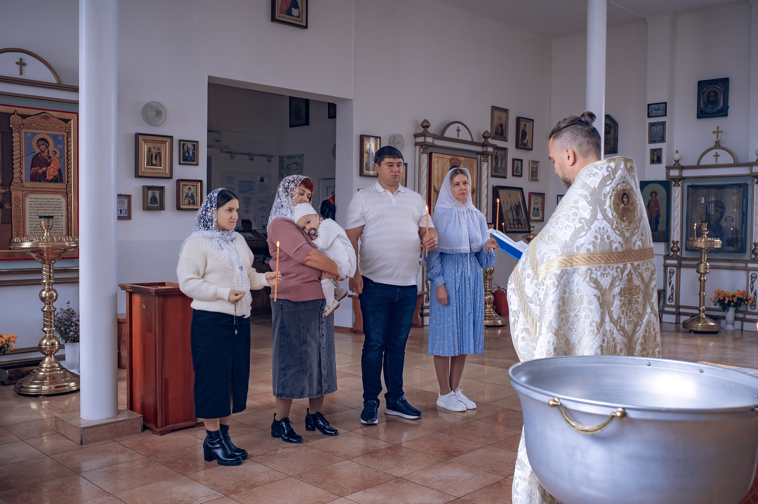 Крещение Алины в Трехсвятительской церкви Красноярск. Фотографы крещения/венчания  Красноярск Татьяна и Вячеслав Переваловы