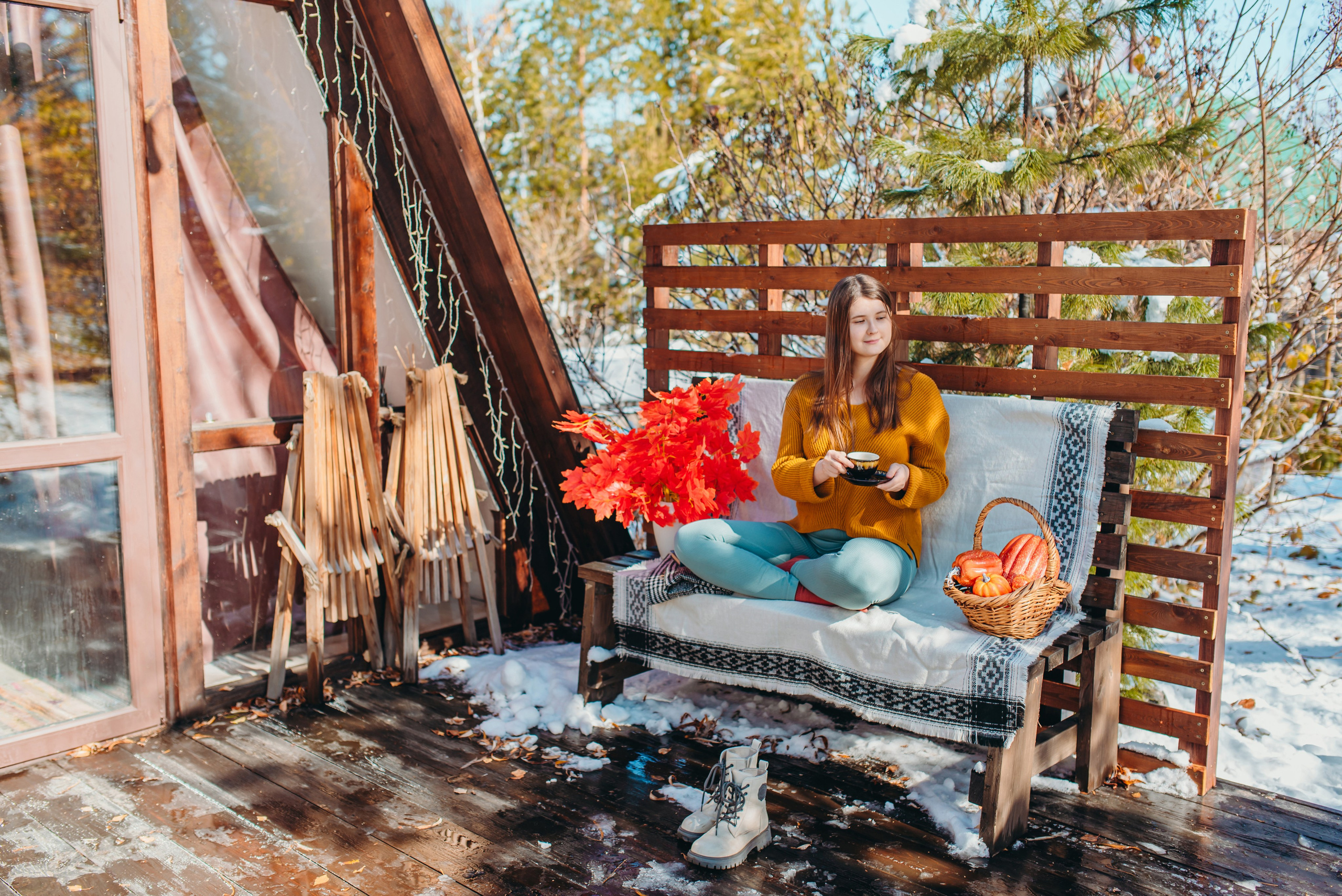 Осенняя фотосессия осенний фотопроект в Иркутске в домике в лесу с верандой