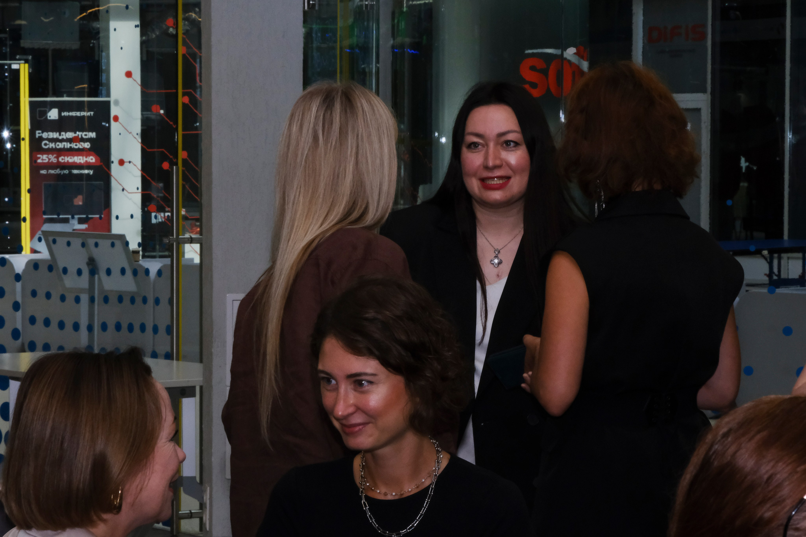 Репортаж бизнес-конференции в Сколково от сообщества BRUSNIKA. Индивидуальная фотосъёмка в Москве. Фотограф Василиса Тарасова