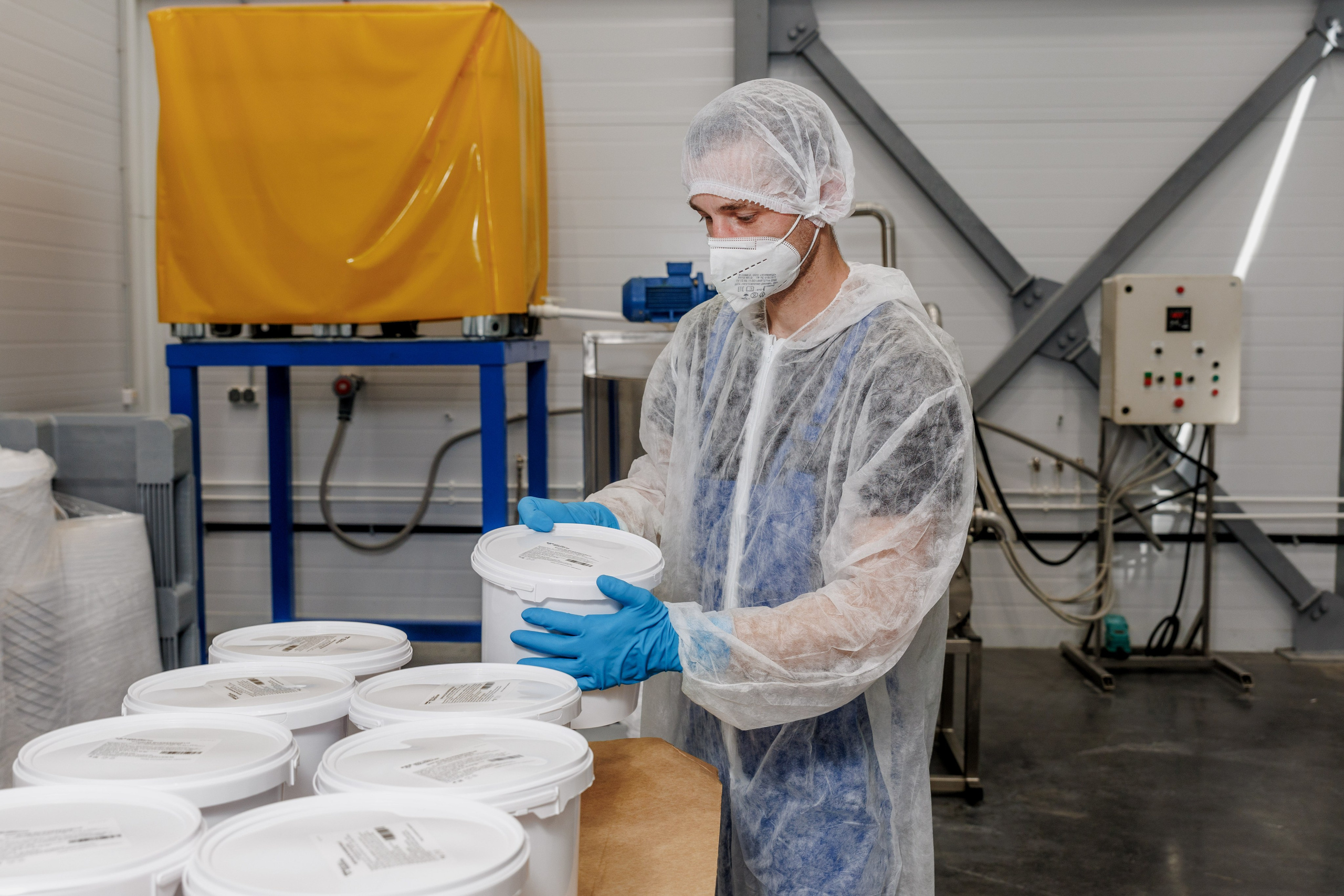 Подготовка состава: точная дозировка компонентов, контроль работы смесителя и параметров процесса.