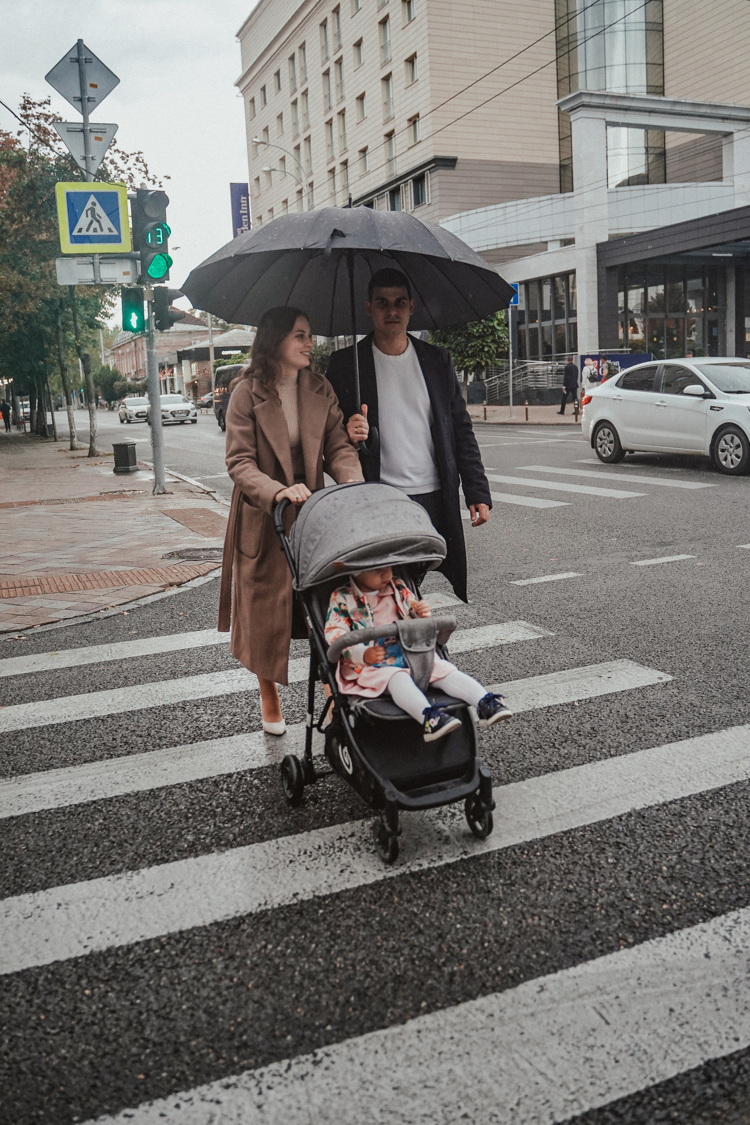 Городская фотосессия под дождем. Семейный и женский фотограф в Краснодаре Анастасия Приймак