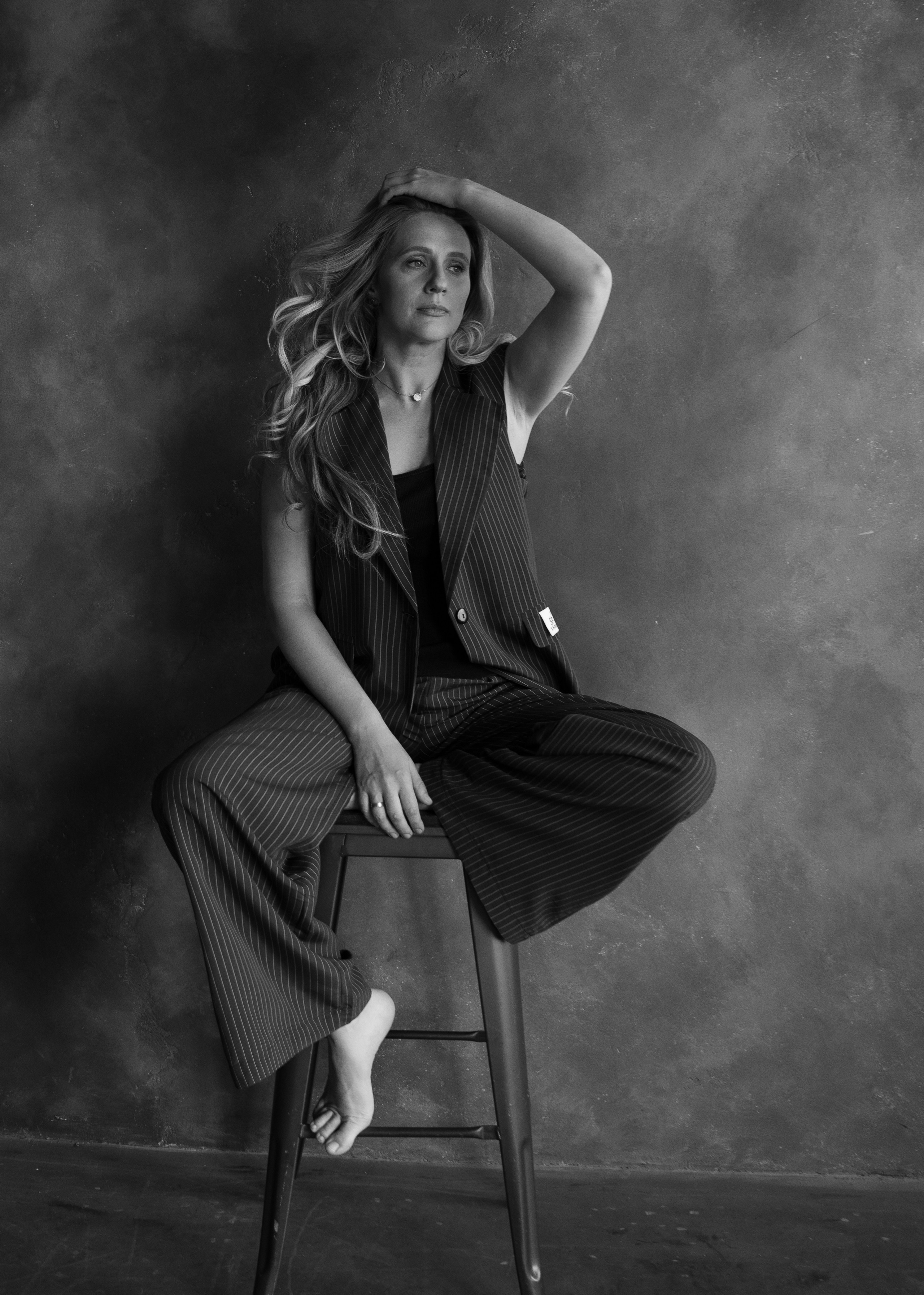 Женский нежный фотопортрет на стуле в студии Красноряск. Женский фотограф в Красноярске