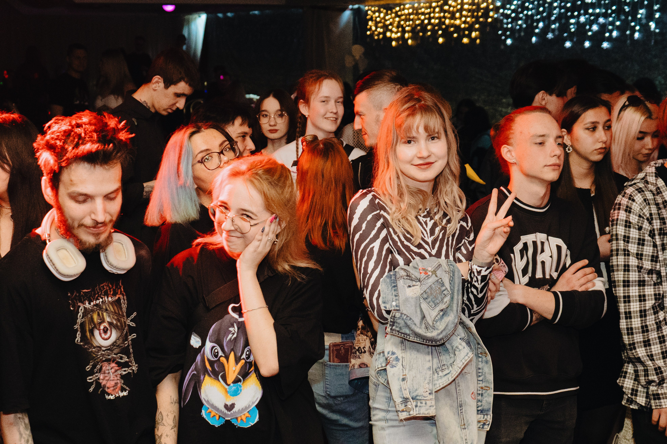 Playingtheangel. Уфа. Маленький зал, красный свет, мощный звук. Фотограф Гильмутдинов Руслан