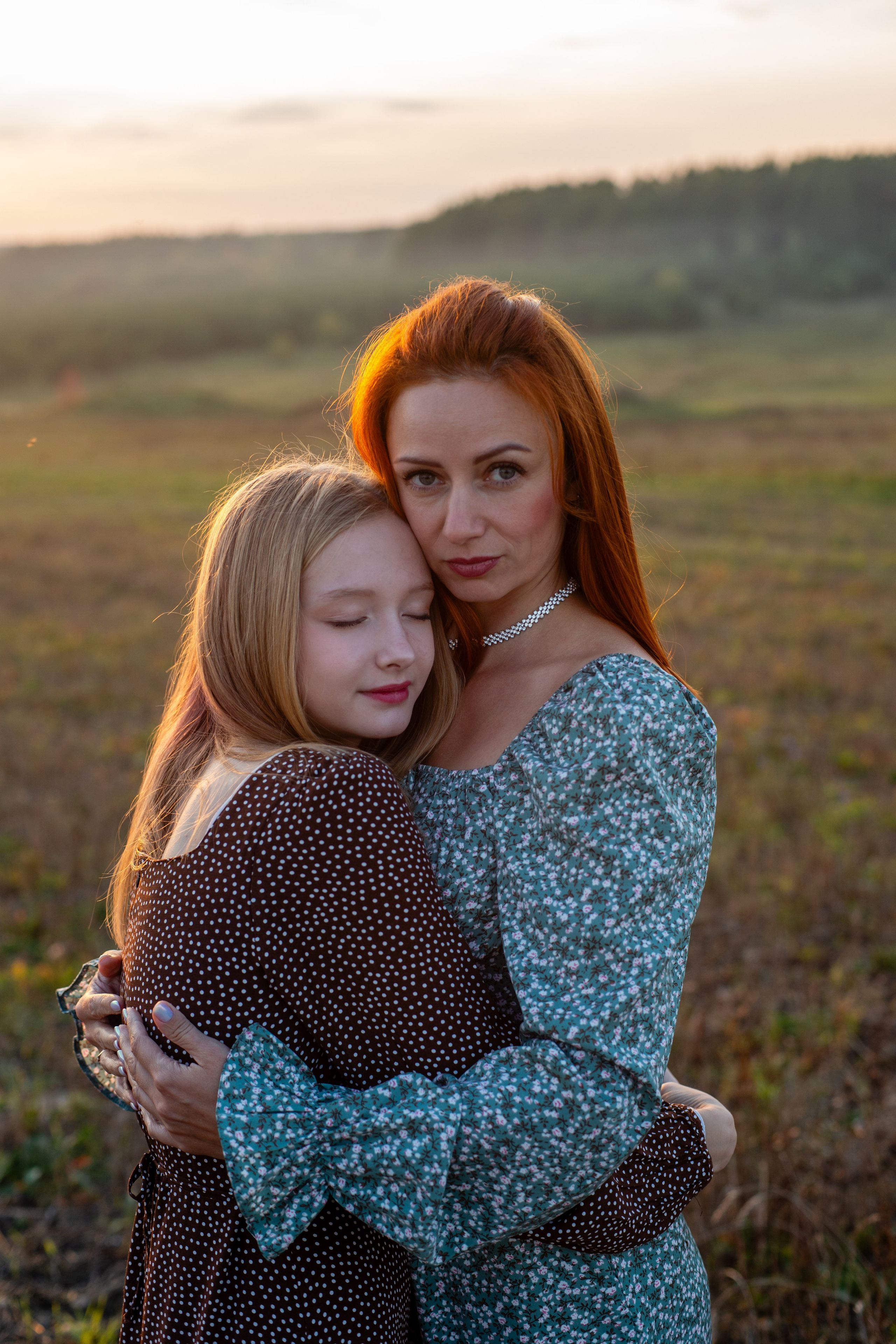 На фотографии запечатлен  момент семейной фотосессии на природе, наполненный радостью и уютом. Счастливая семья на фоне живописных природных пейзажей улыбается и обнимается, ощущая единство и любовь друг к другу. Родители и дети, окруженные зеленью и свежим воздухом, излучают тепло и умиротворение, словно они прекрасно понимают ценность каждого такого момента вместе. Детский смех и игра, родительские ласки и забота создают неповторимую атмосферу семейного счастья, которое преисполнено теплом и беззаветной привязанностью друг к другу. Автор фотограф: Додров. Ph: dodrov. Автор фотограф: Додров. Ph: dodrov.