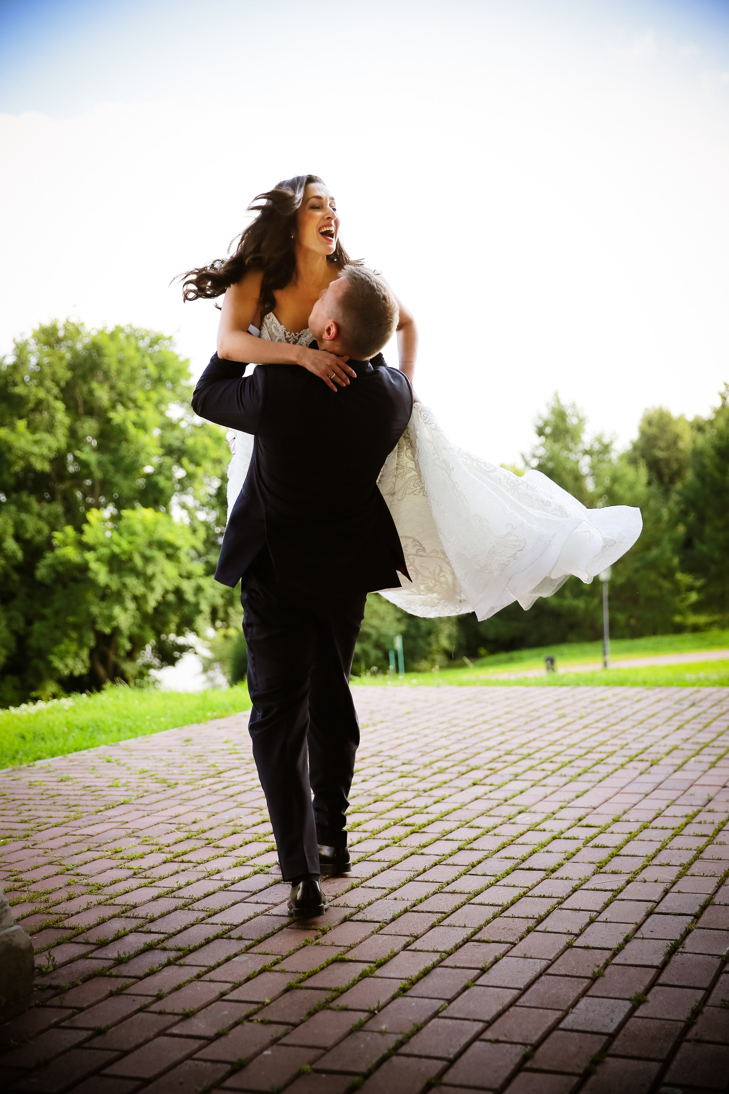 Нежная летняя свадьба Инны и Александра: фотосъёмка в парке. Фотограф в Москве Владимир Осиченко — портреты, мероприятия, репортажи