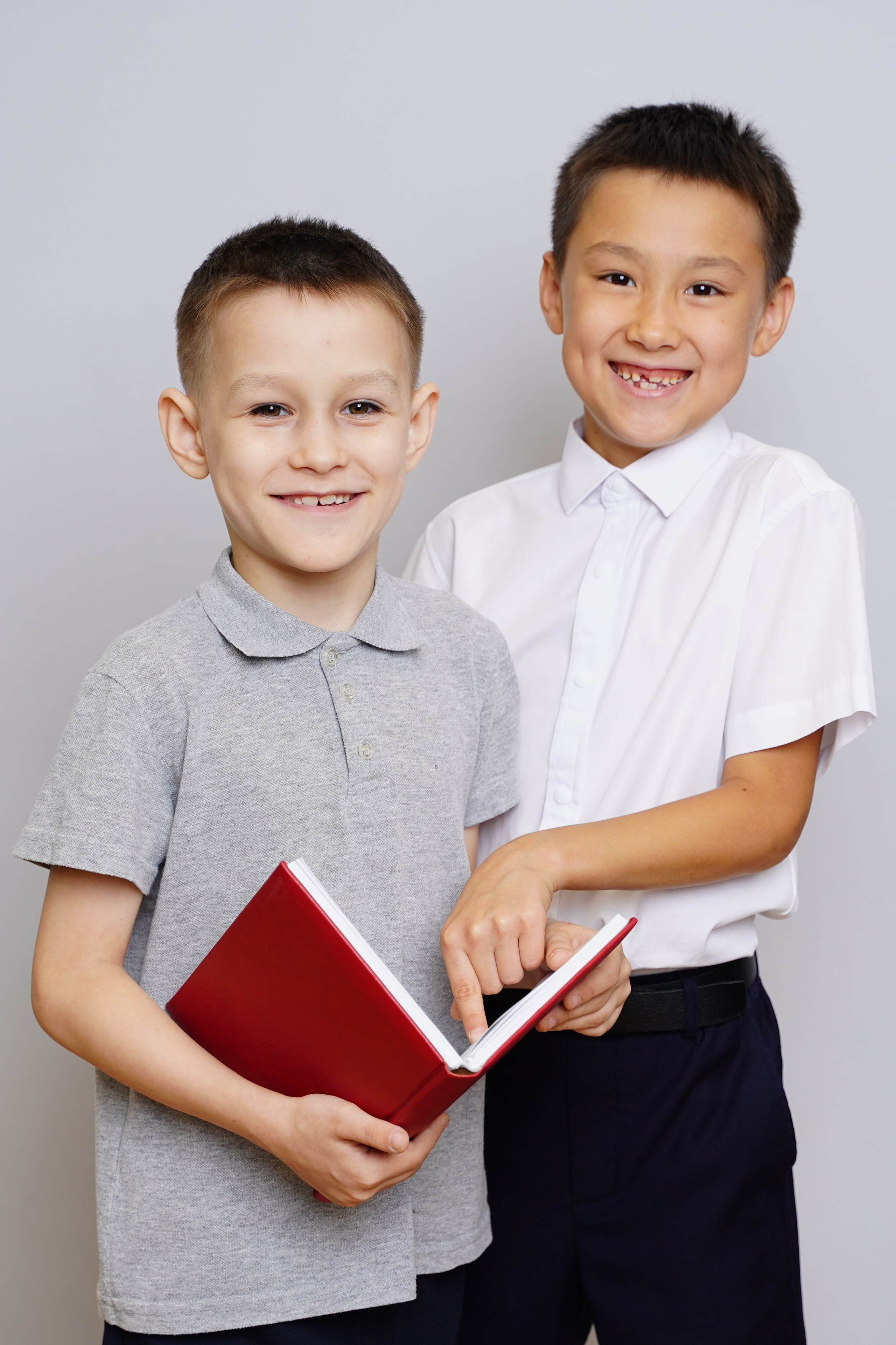 Фото с другом. MEMENTO.Выпускные альбомы, школьные, юбилейные и другие книги. Ростов-на-Дону