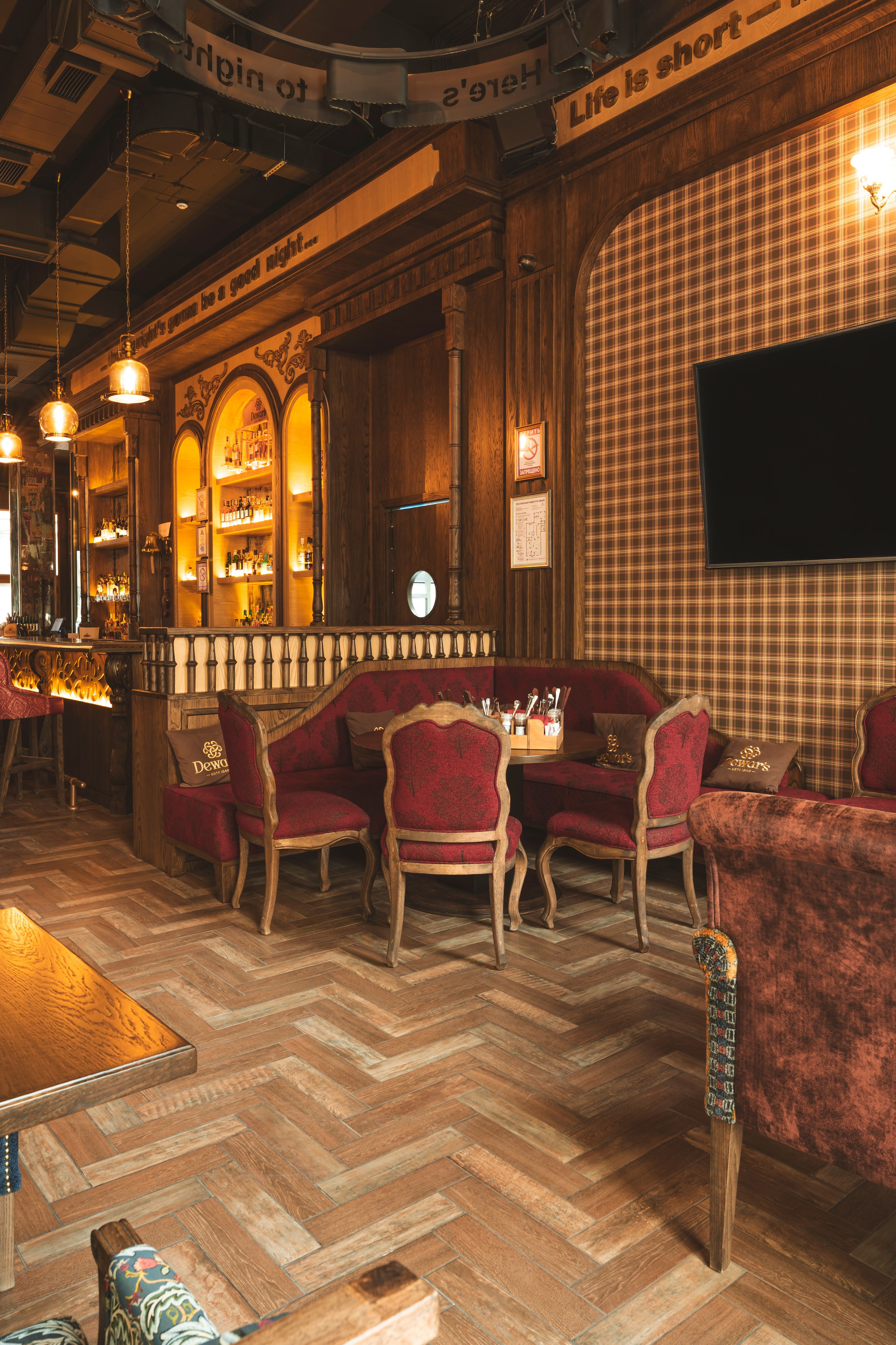 Алматы, Fuller's Central Avenue — самый большой паб сети, ЖК Central Avenue, январь 2026. Интерьерный фотограф Алматы