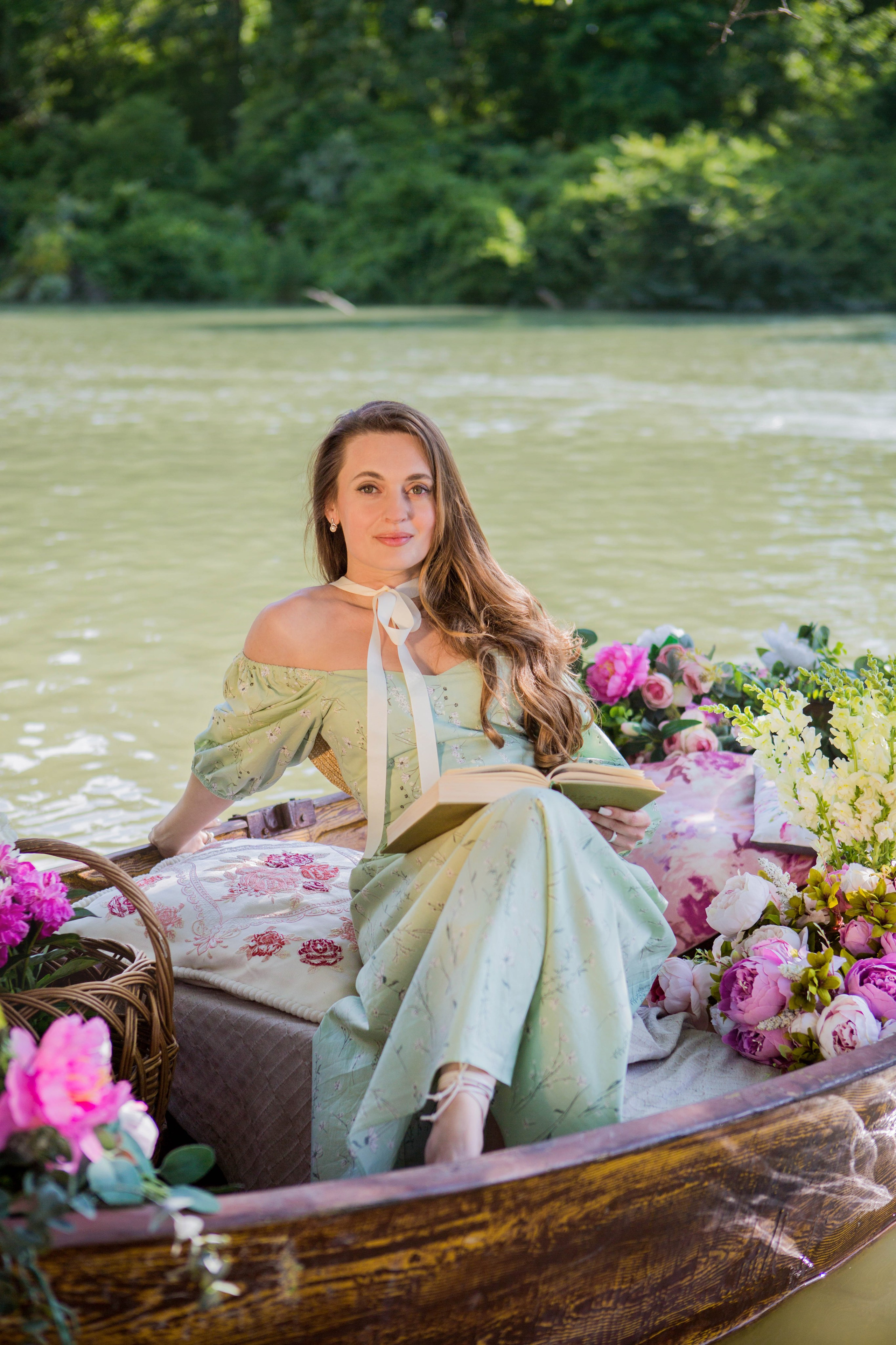 Лодка с пионами. Свадебный семейный и детский фотограф в Краснодаре Карина Федоровская