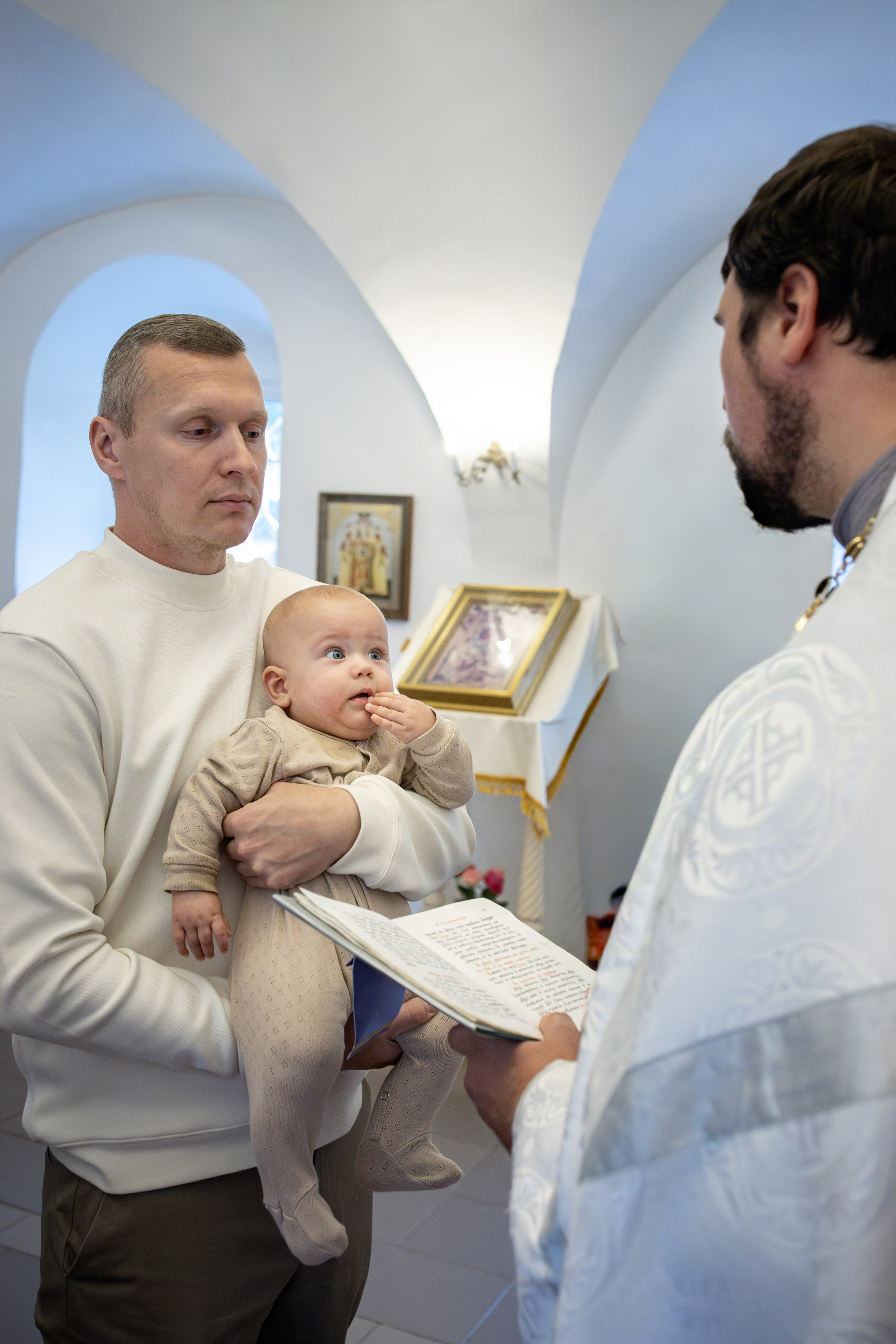 Таинство Крещения малышей в в храме Воскресения Христова, с. Трубино (Калужская обл.). Надежда Стар семейный и церковный фотограф в Жукове и Калужской области