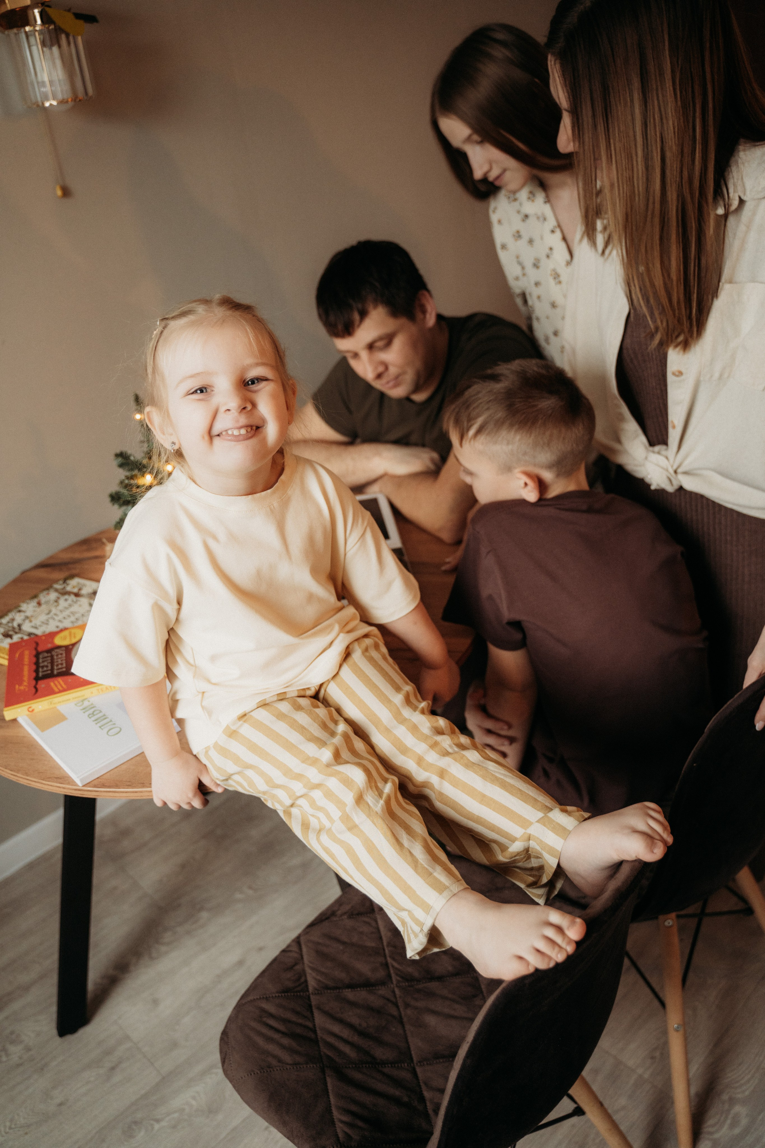 Семья на кухне