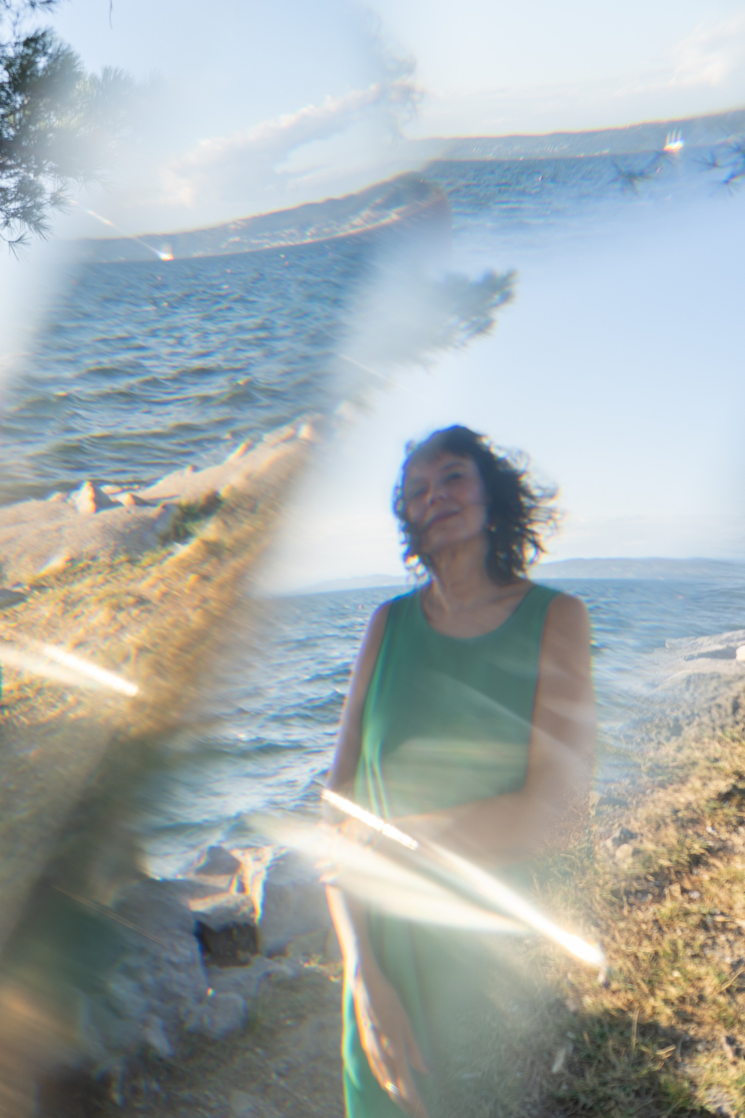 Fotorittratto di una donna al mare in estate  con i riflessi del sole