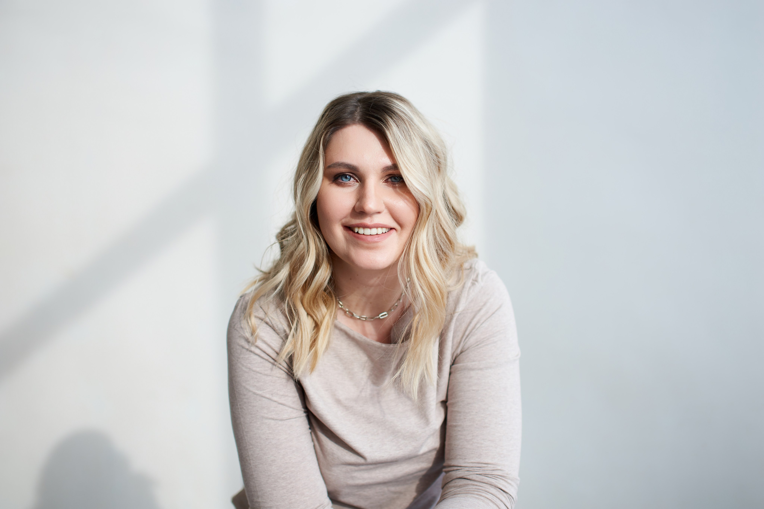 Портреты для Татьяны в студии с минималистичным дизайном. Репортажный и женский фотограф в Новосибирске