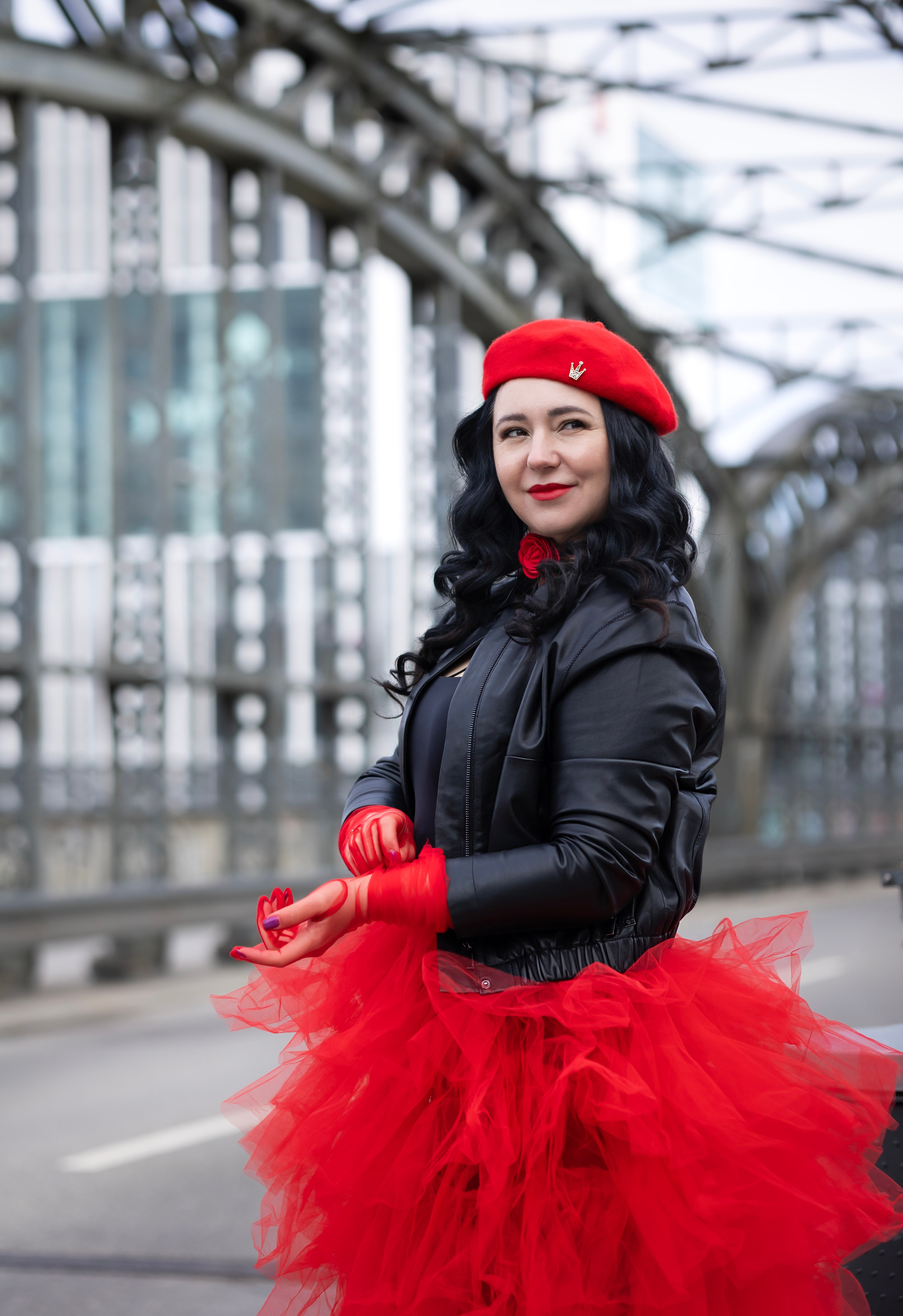 Balloons and red skirt. Photographer in Munich