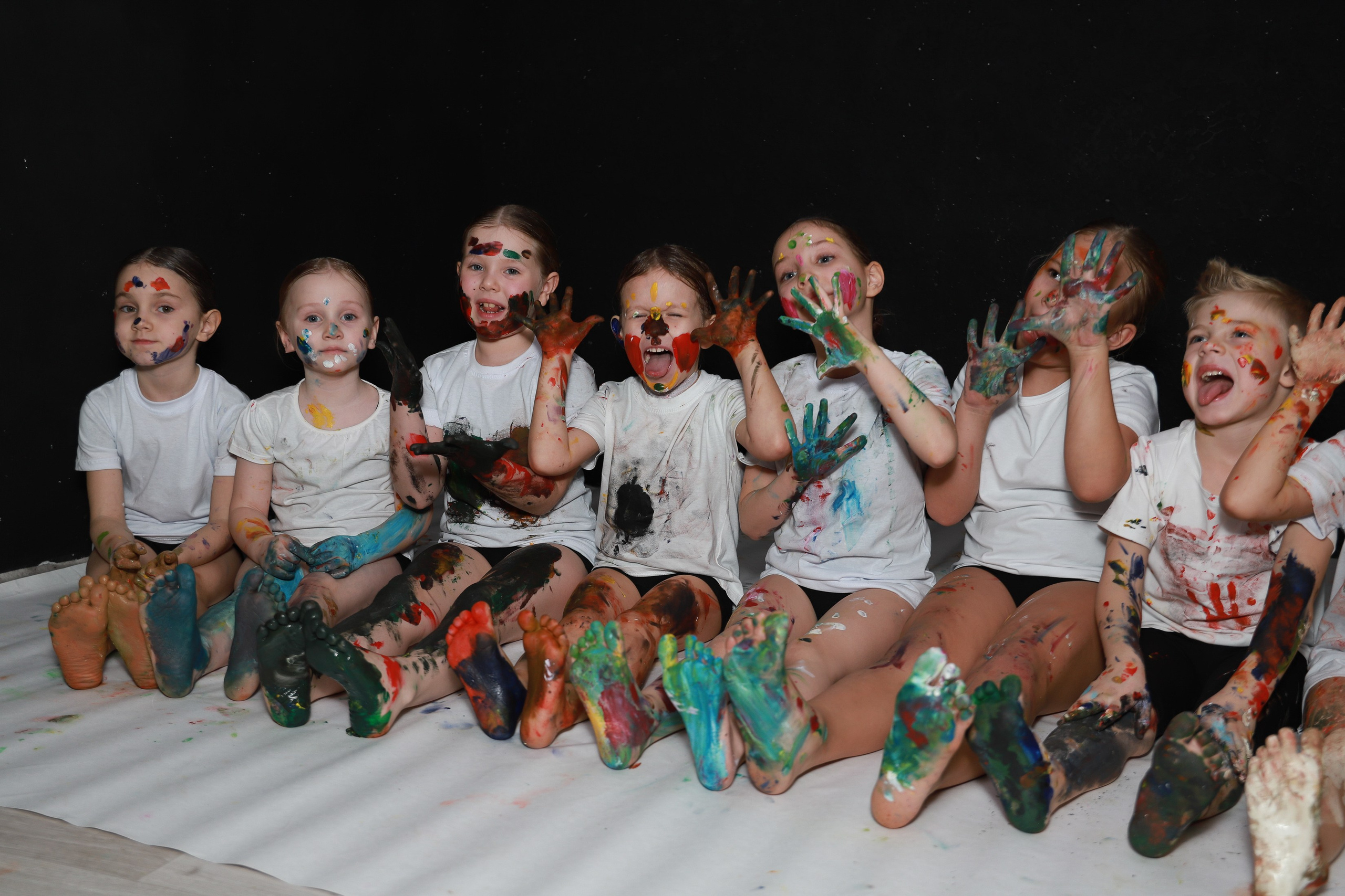 Младшие с красками. Фотограф Юлия Мальцева