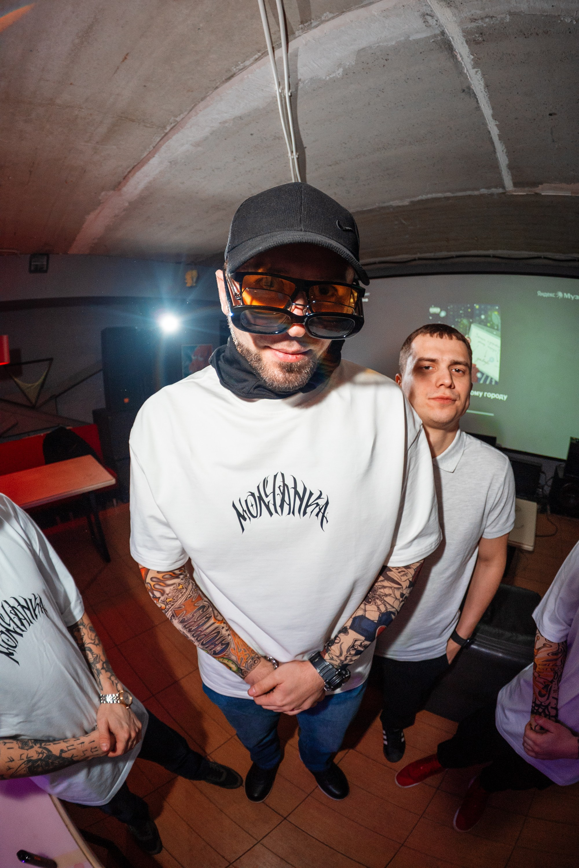 Реклама футболок «Молчанка». Фотограф Тюмень