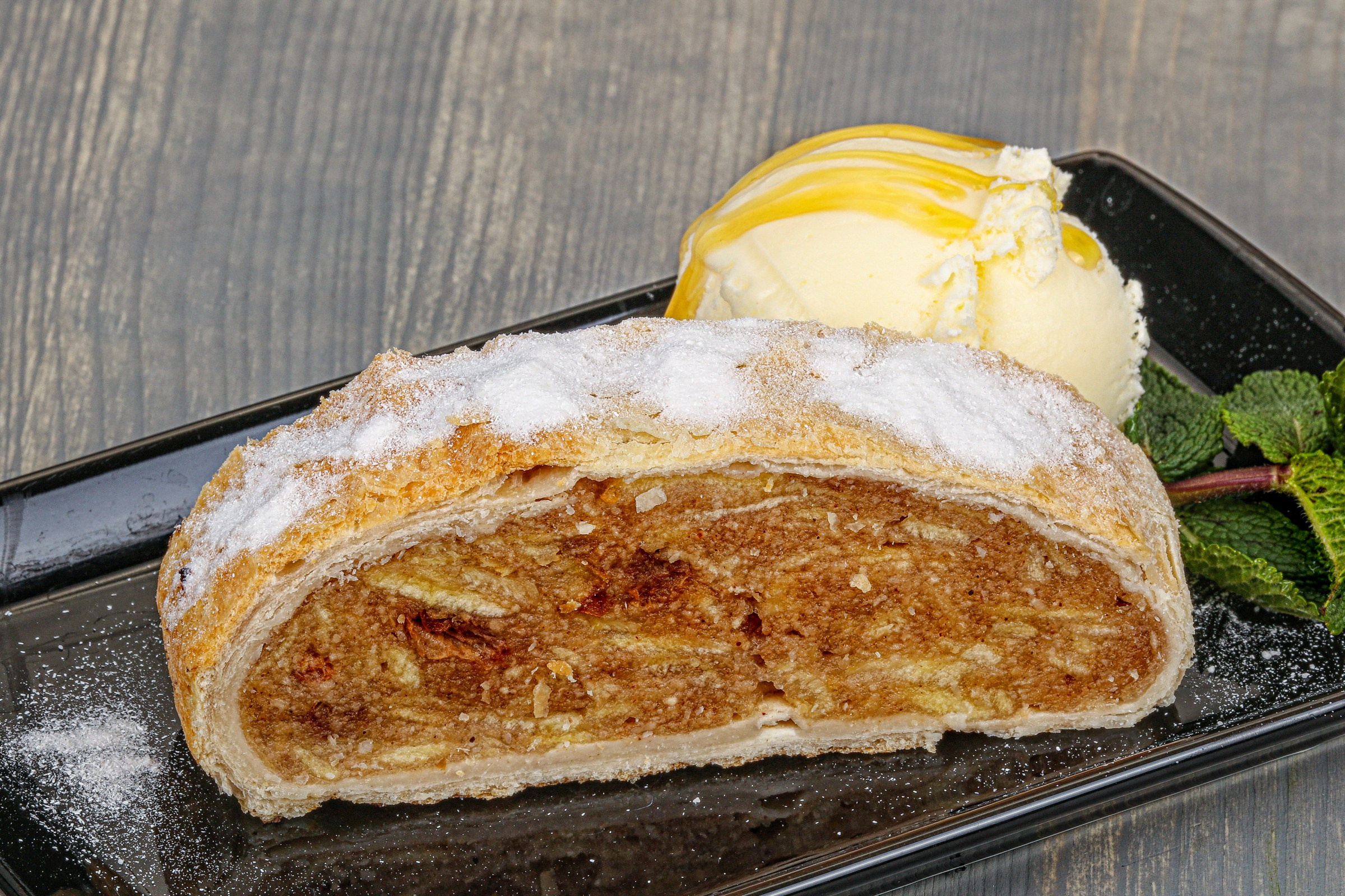 Фотосъемка десертов и выпечки. Заказ по тел.: +7 (906) 006-90-22. Фуд-фотограф Андрей Старостин — съемка еды в Москве. 9000 руб. в час