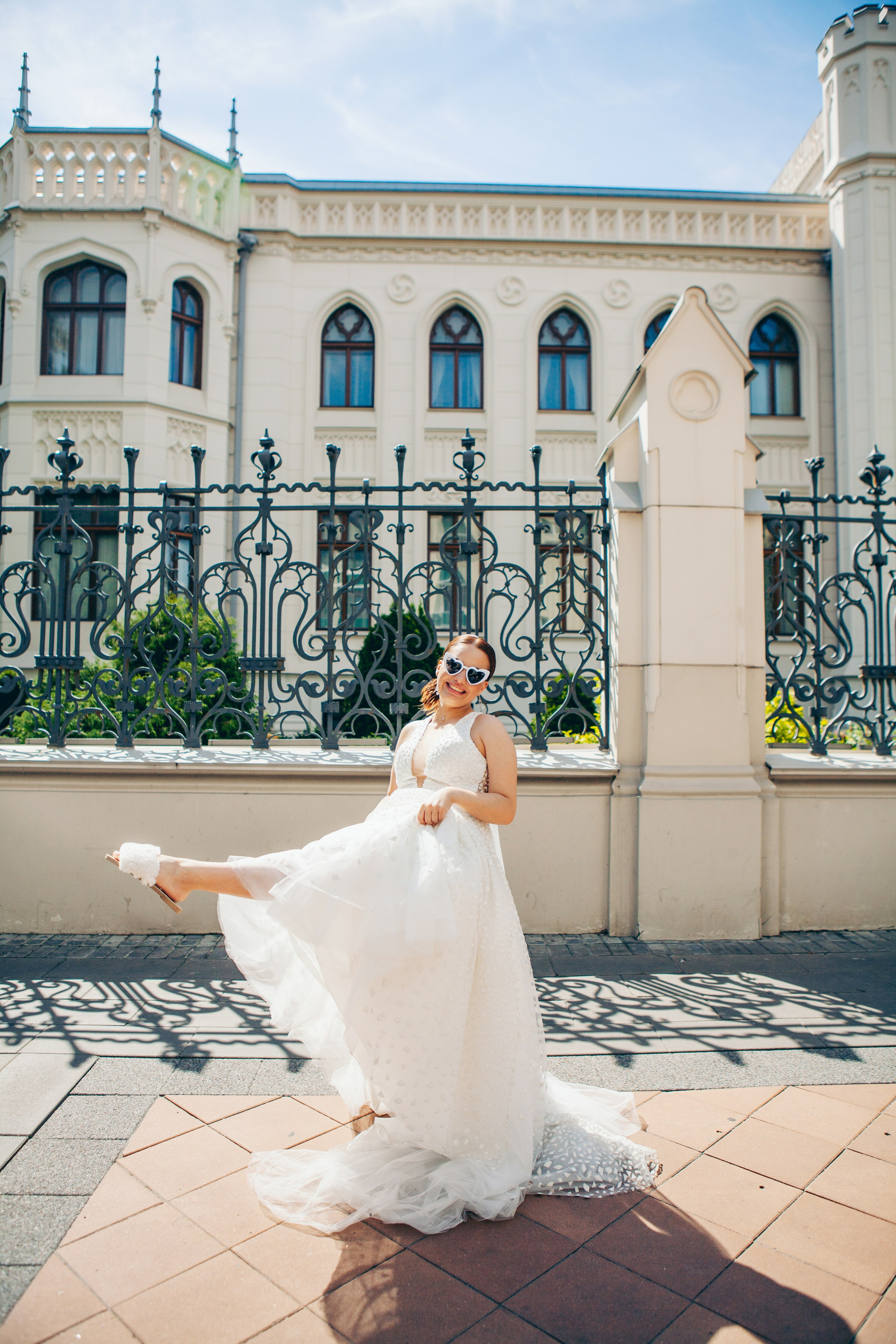 невеста в тапочках гуляет по центру москвы