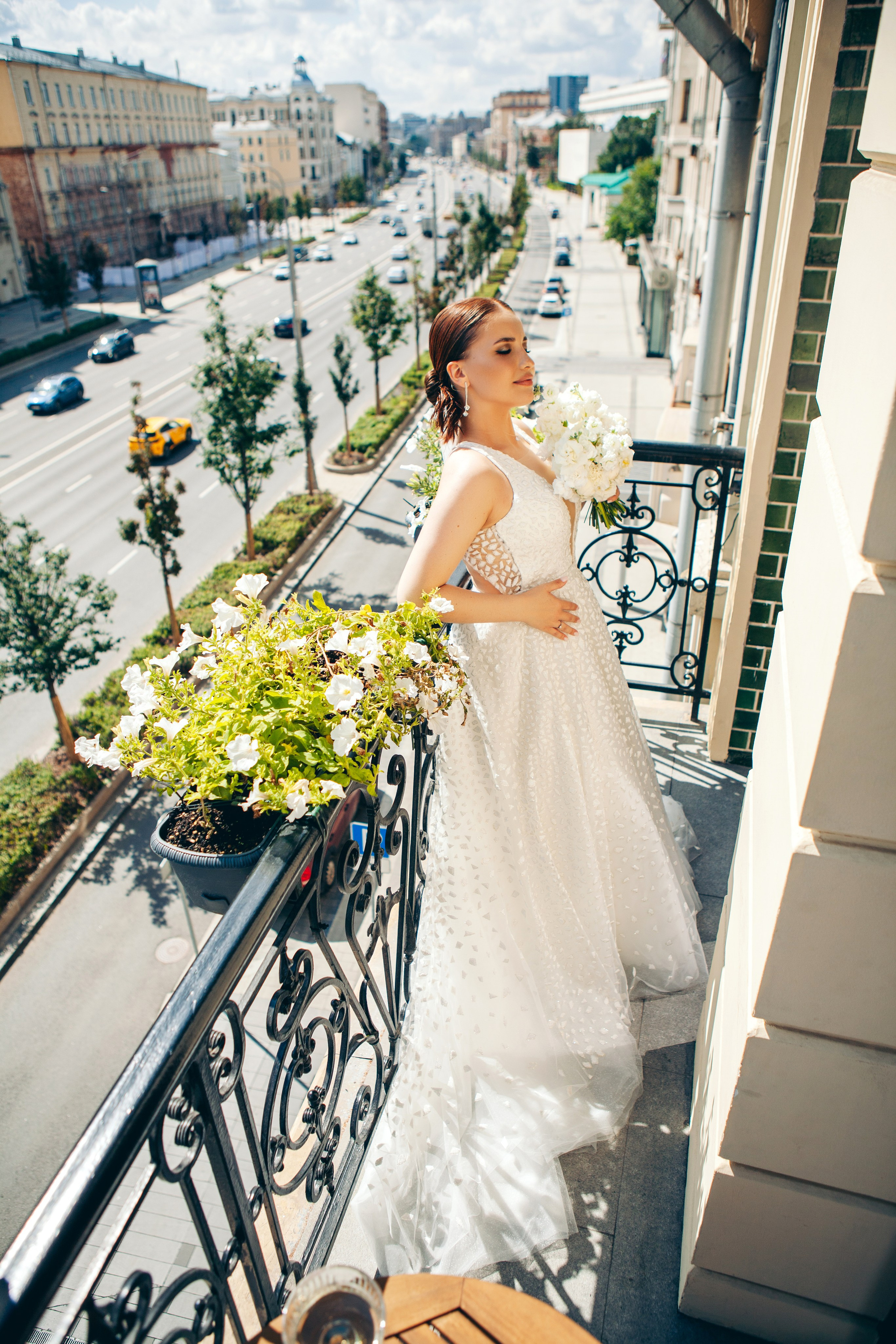 невеста стоит на балконе отеля hartwell в центре Москвы