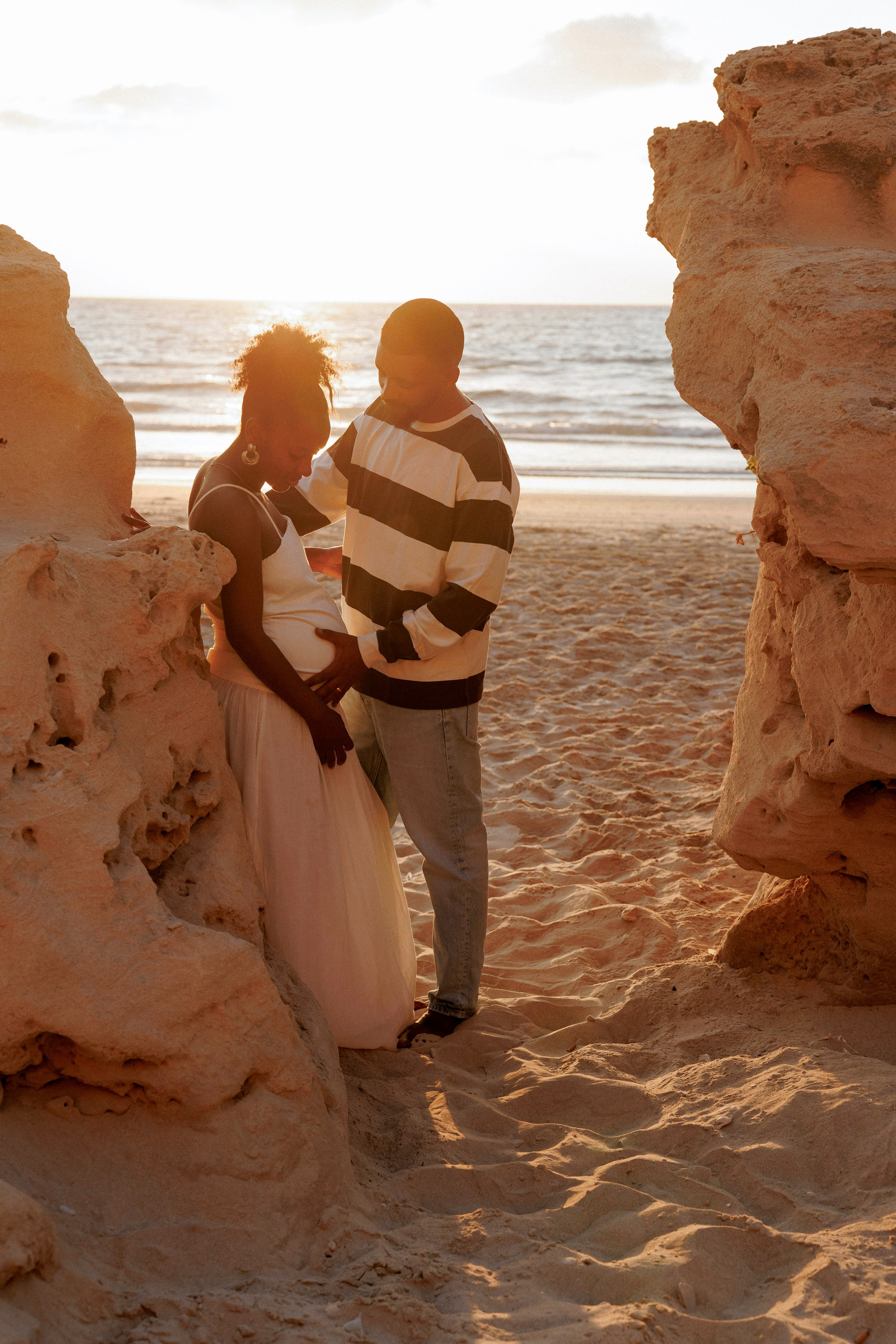Pregnancy photoshoot near the sea. Главная