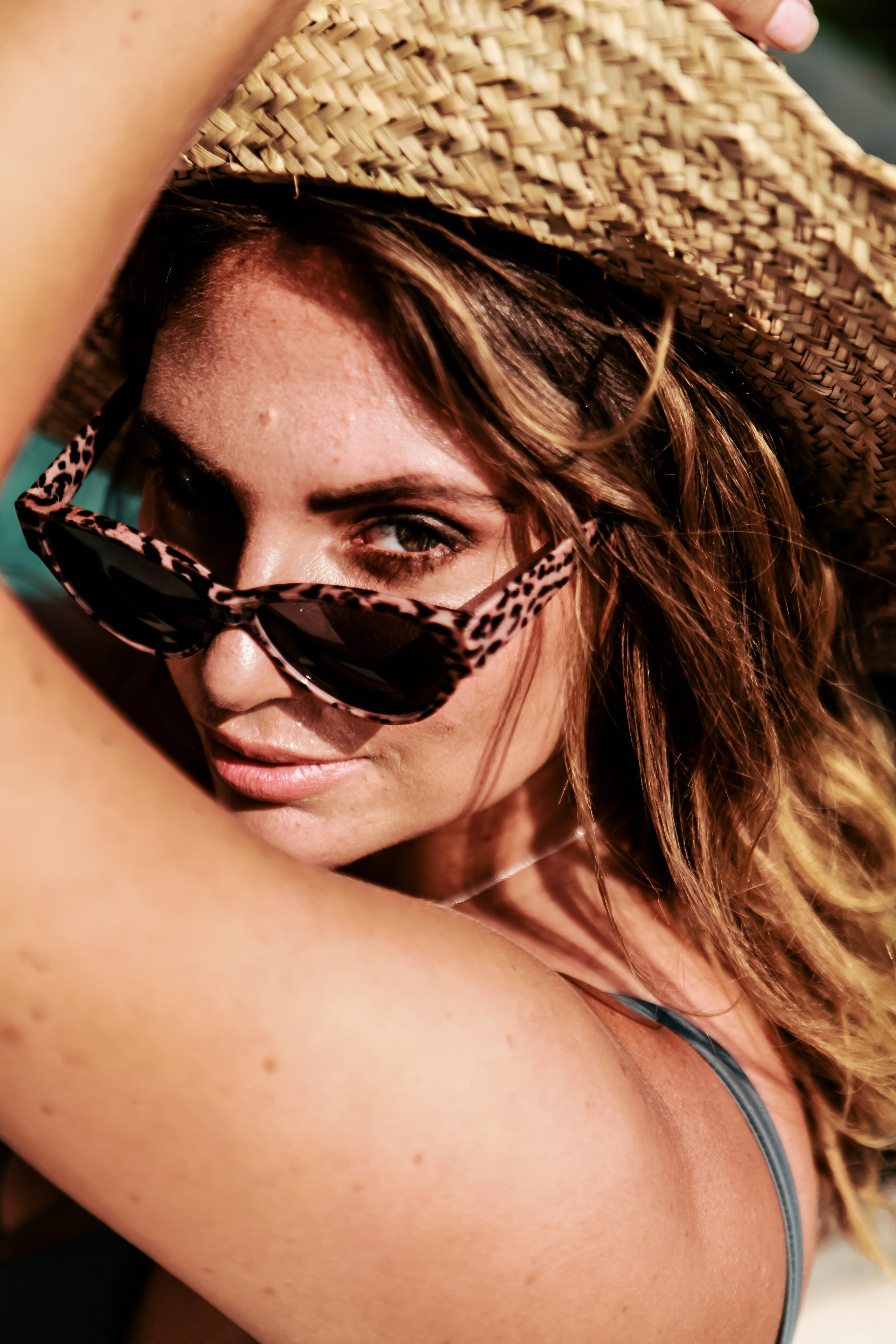 Девушка в красном платье в отеле Malabar Hill — Роскошная портретная съемка | Шри-Ланка. Фотограф на Шри-Ланке