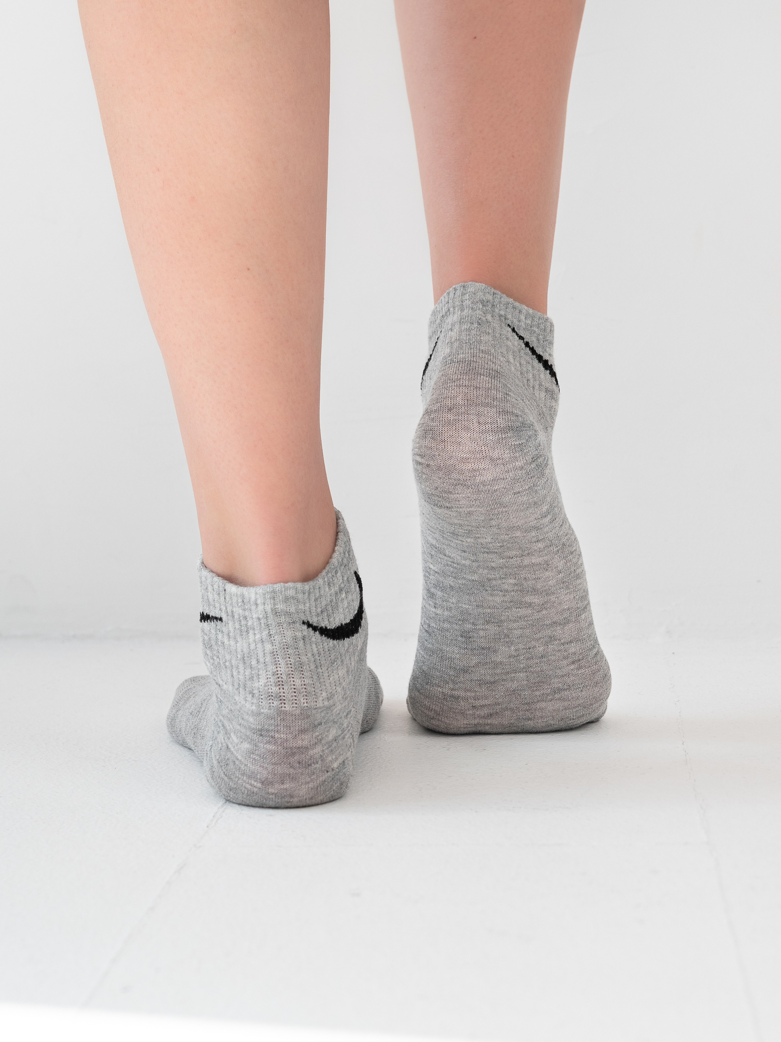 Носки съемка в студии (модель+предметка). Предметный фотограф, фото для маркетплейсов Пятигорск, КМВ