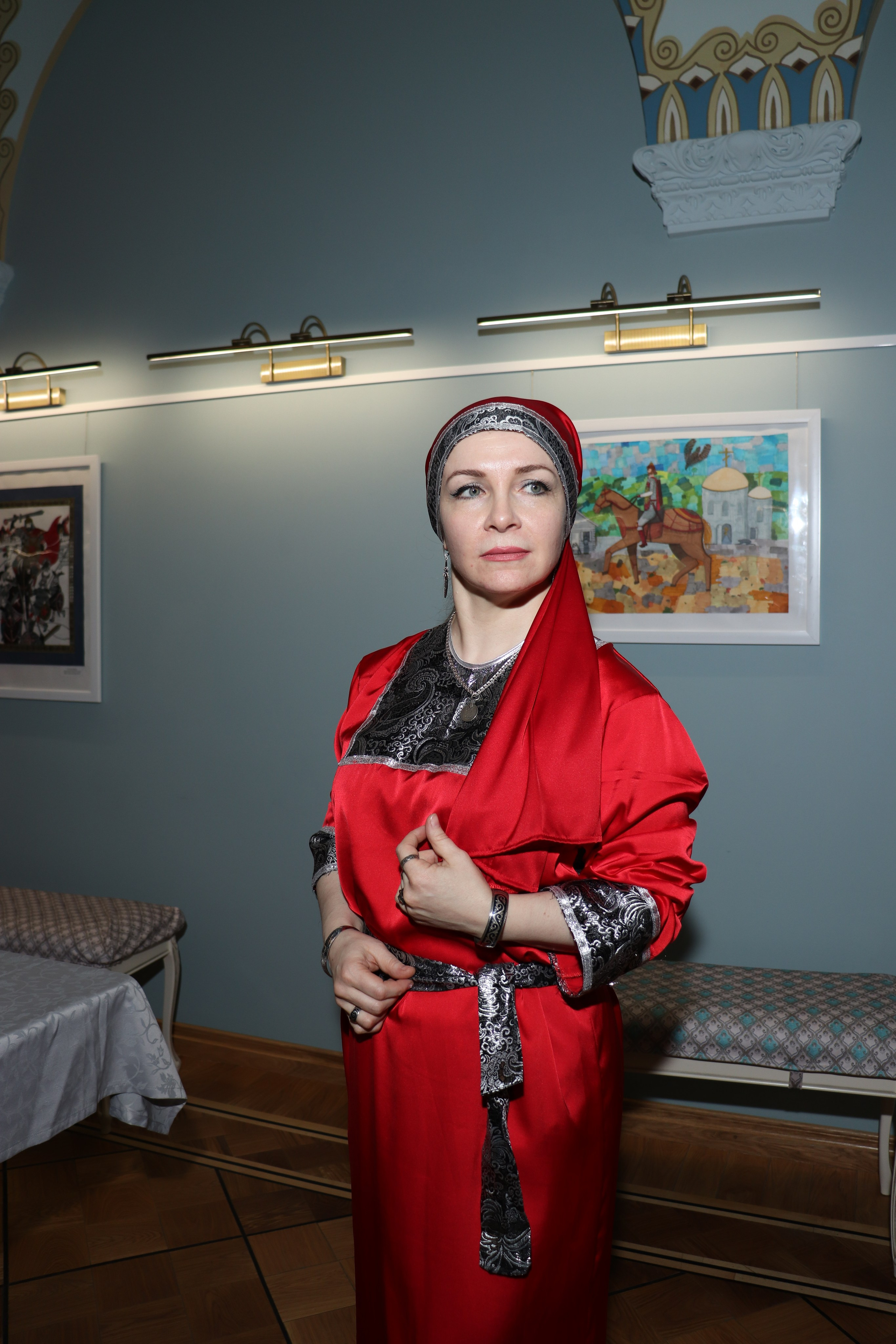 Показ-дефиле «КУЛЬТУРНЫЙ КОД В ОБРАЗЕ» от РОО «Сибирское землячество в Санкт-Петербурге» (6 марта 2025). Ивентный фотограф в Санкт-Петербурге Олег Комков