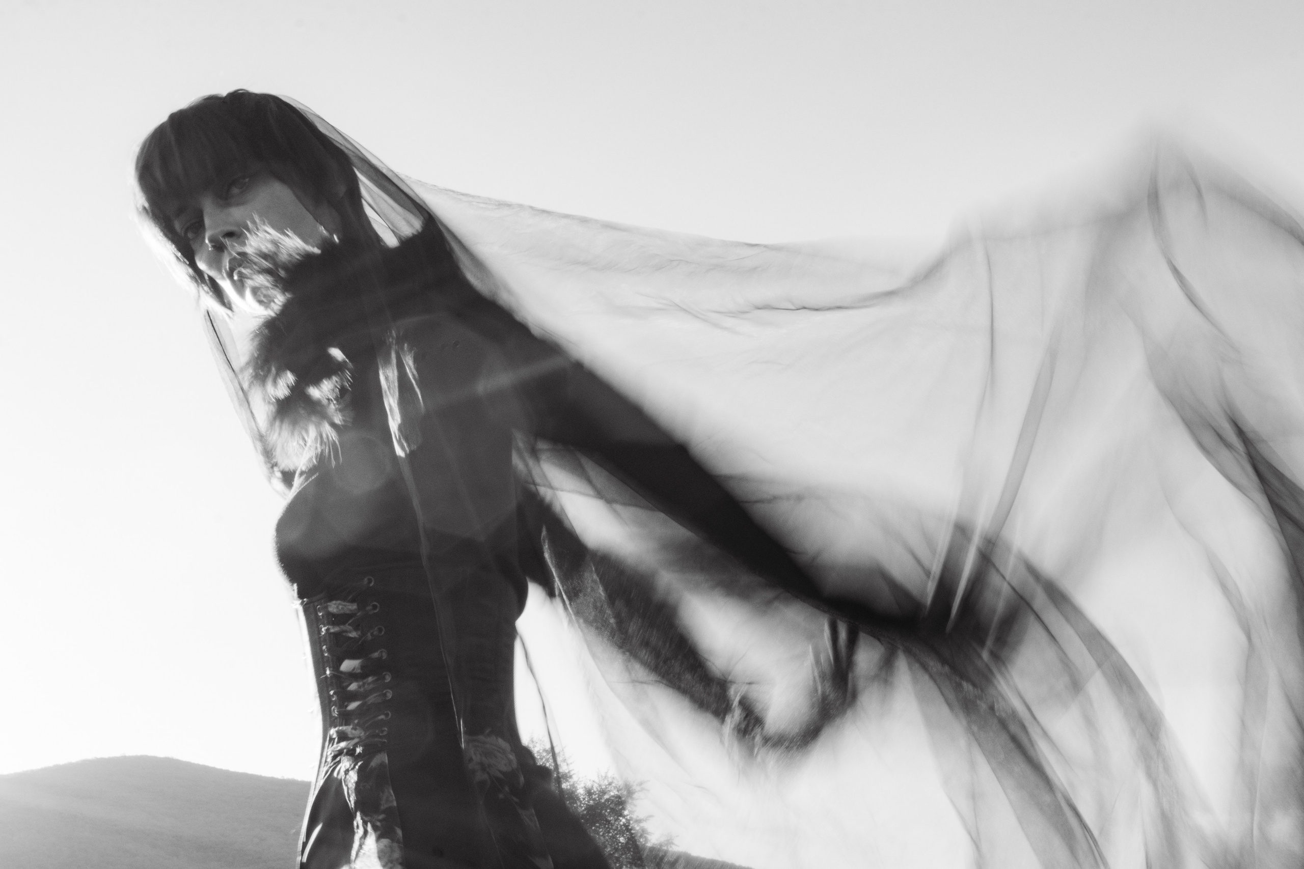 Художественная фотосессия во Владивостоке, девушка размахивает руками, крупный черно-белый портрет девушки, чб