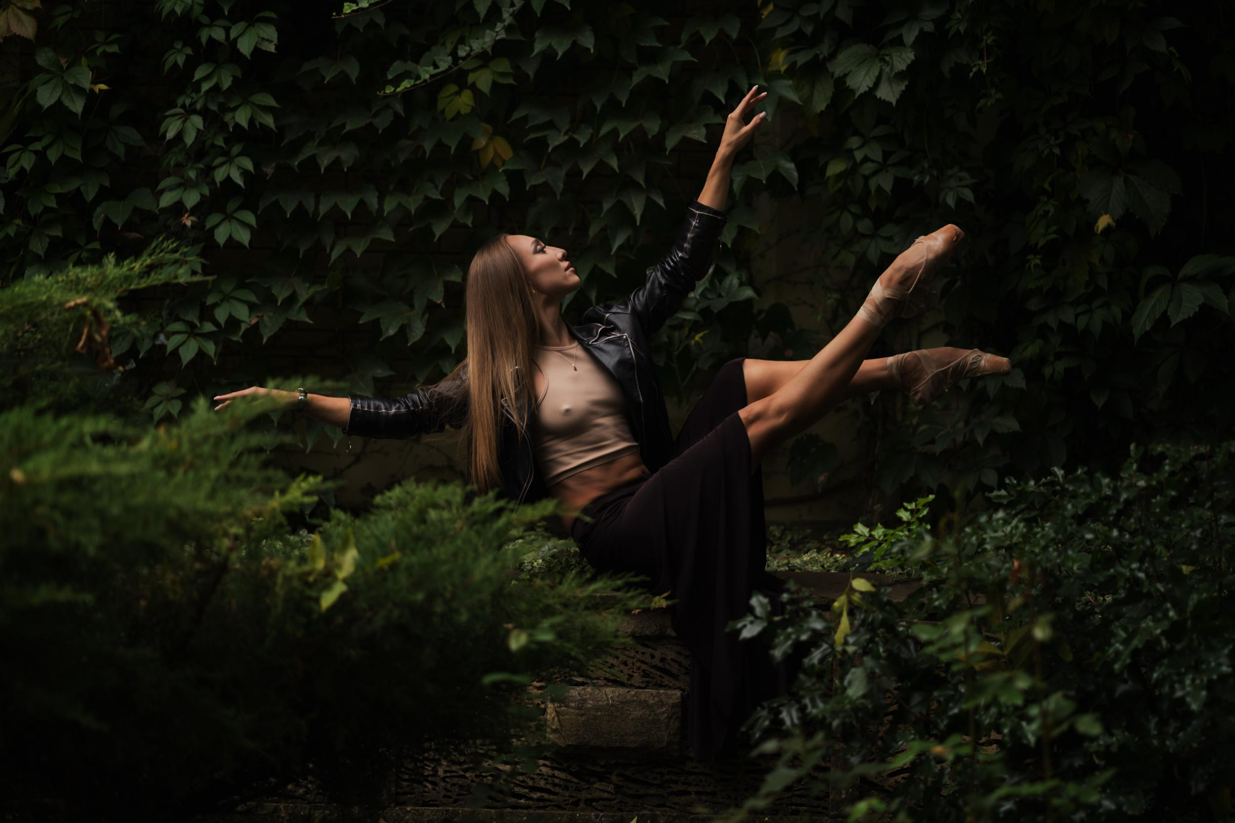 Выездная женская портретная фотосессия в г. Симферополь на пуантах. Виктория Беник