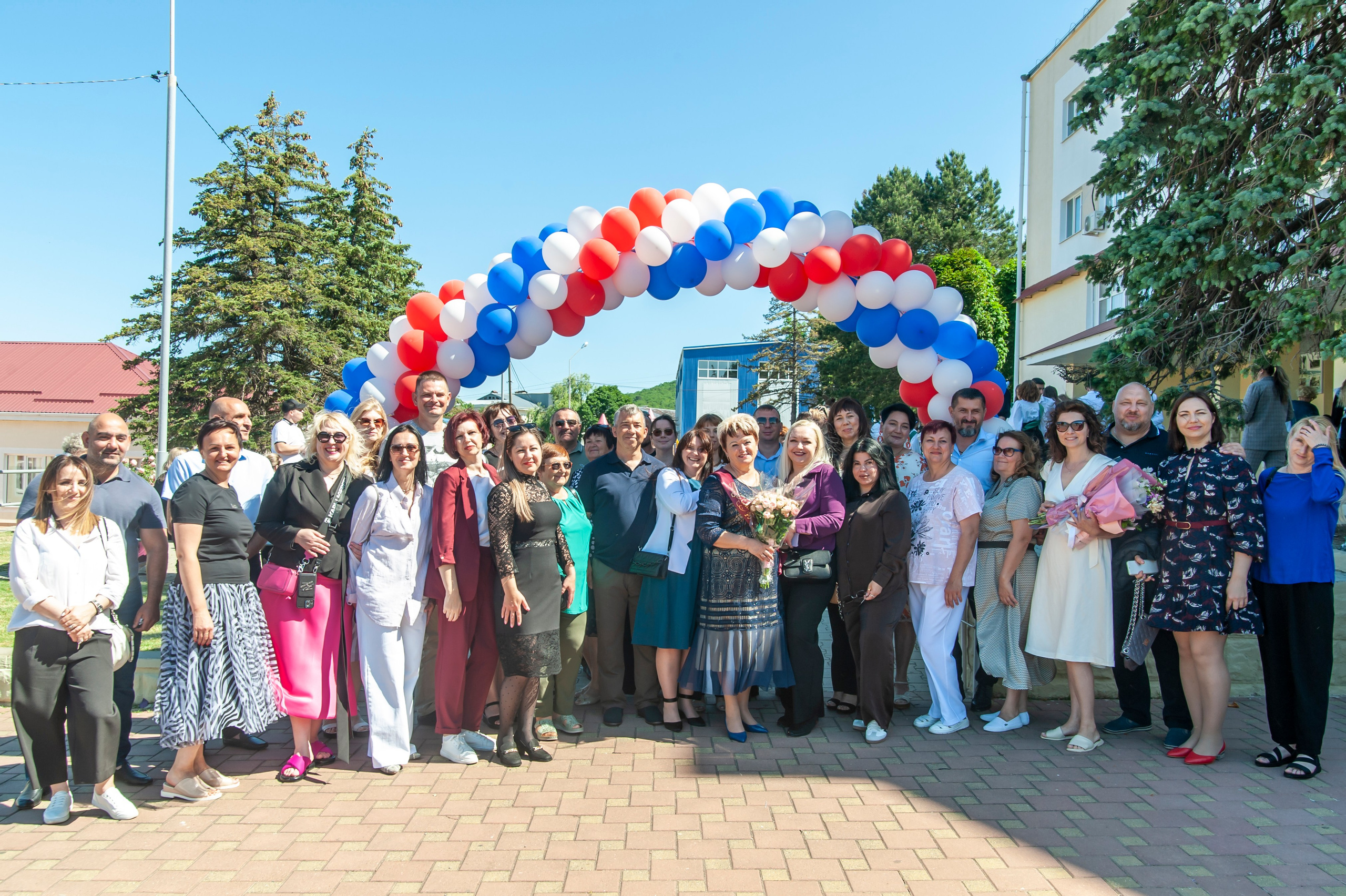 Последний Звонок МАОУ СОШ № 17 им. Эдуарда Есаяна — Архипо-Осиповка. Свадебный и семейный фотограф Денис Лукьянов в Краснодаре, Краснодарском крае и Республике Крым